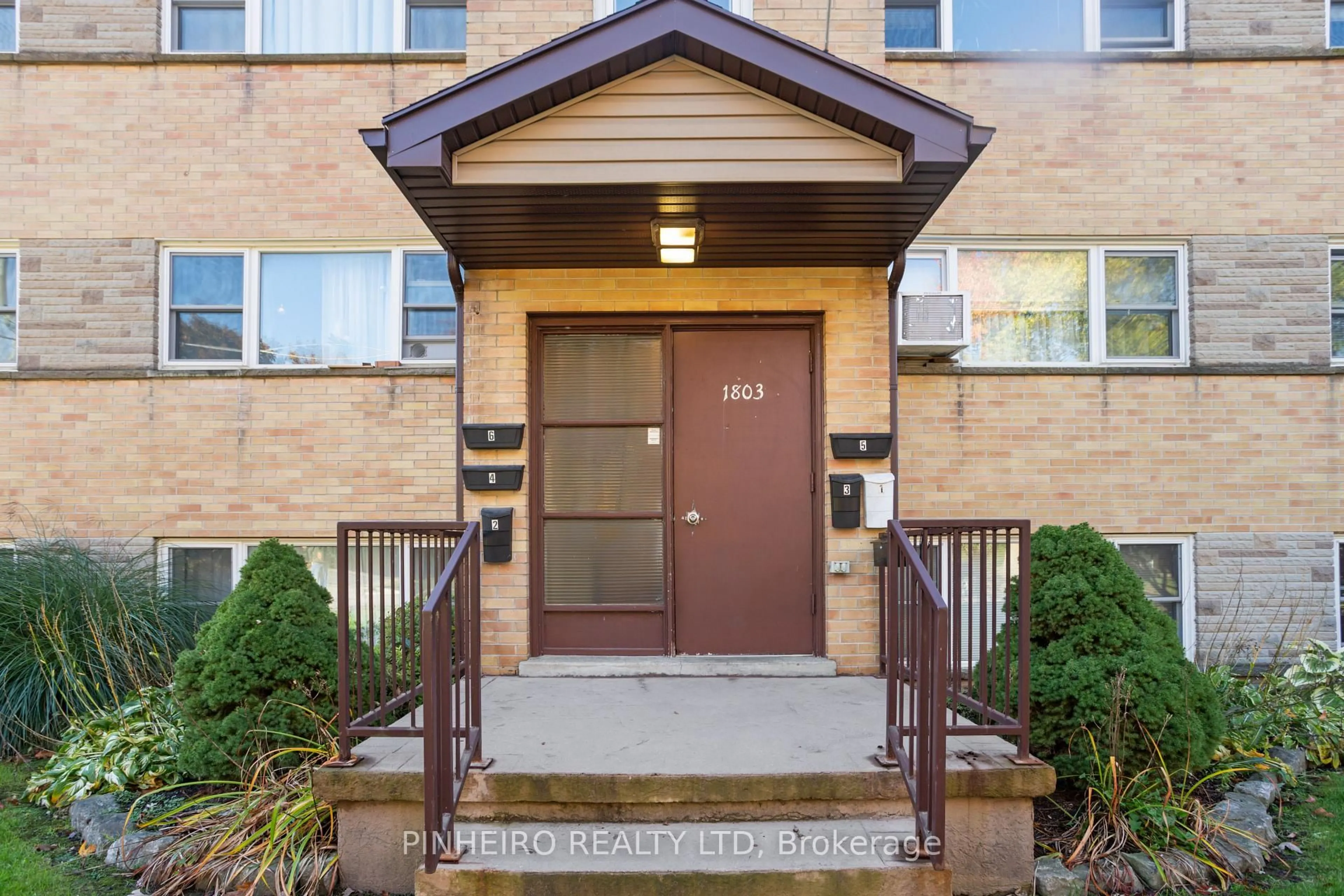 Indoor entryway for 1803 Park Ave, London East Ontario N5W 2J6