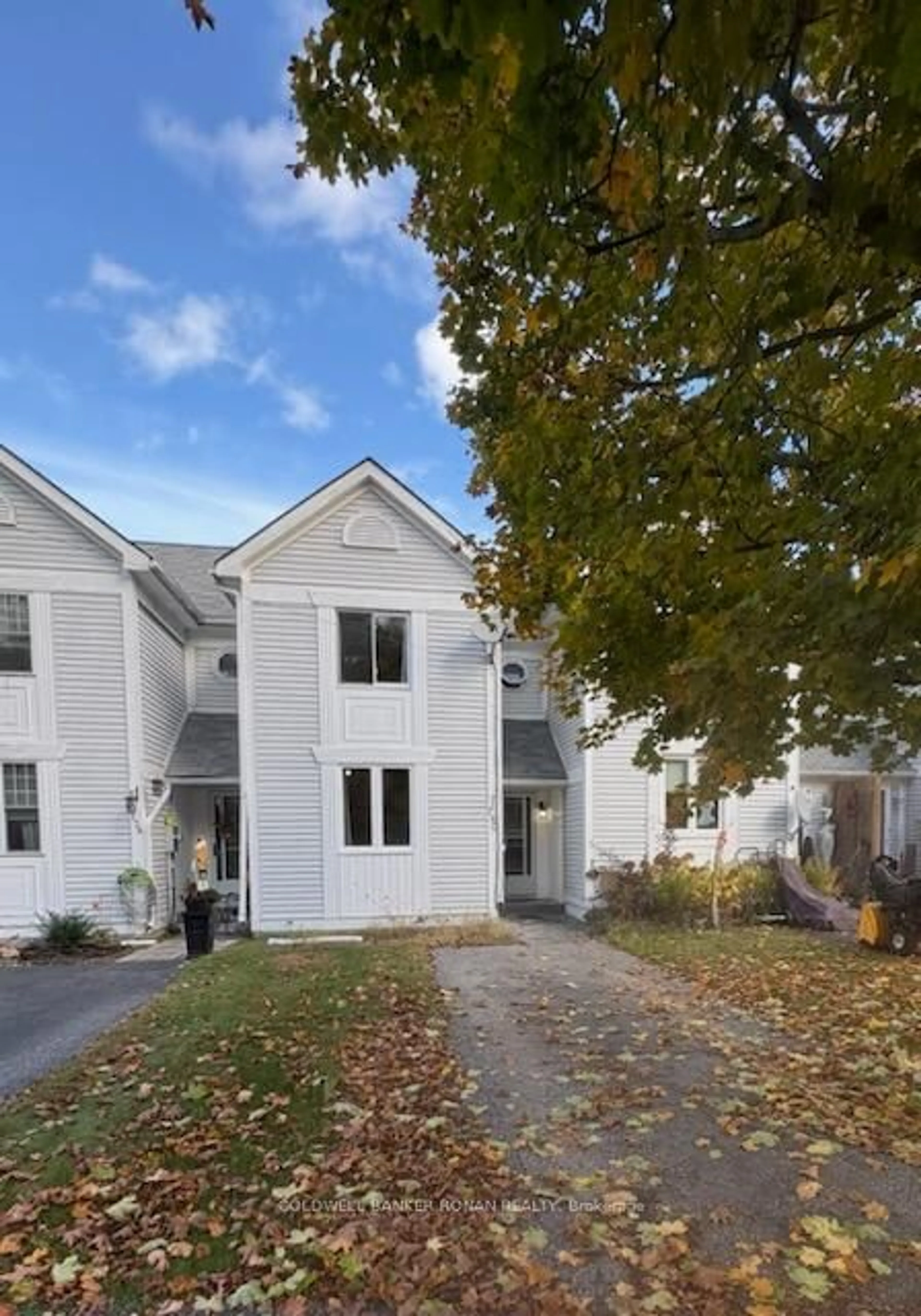 Home with vinyl exterior material, street for 140 Fernwood Dr, Gravenhurst Ontario P1P 1P4