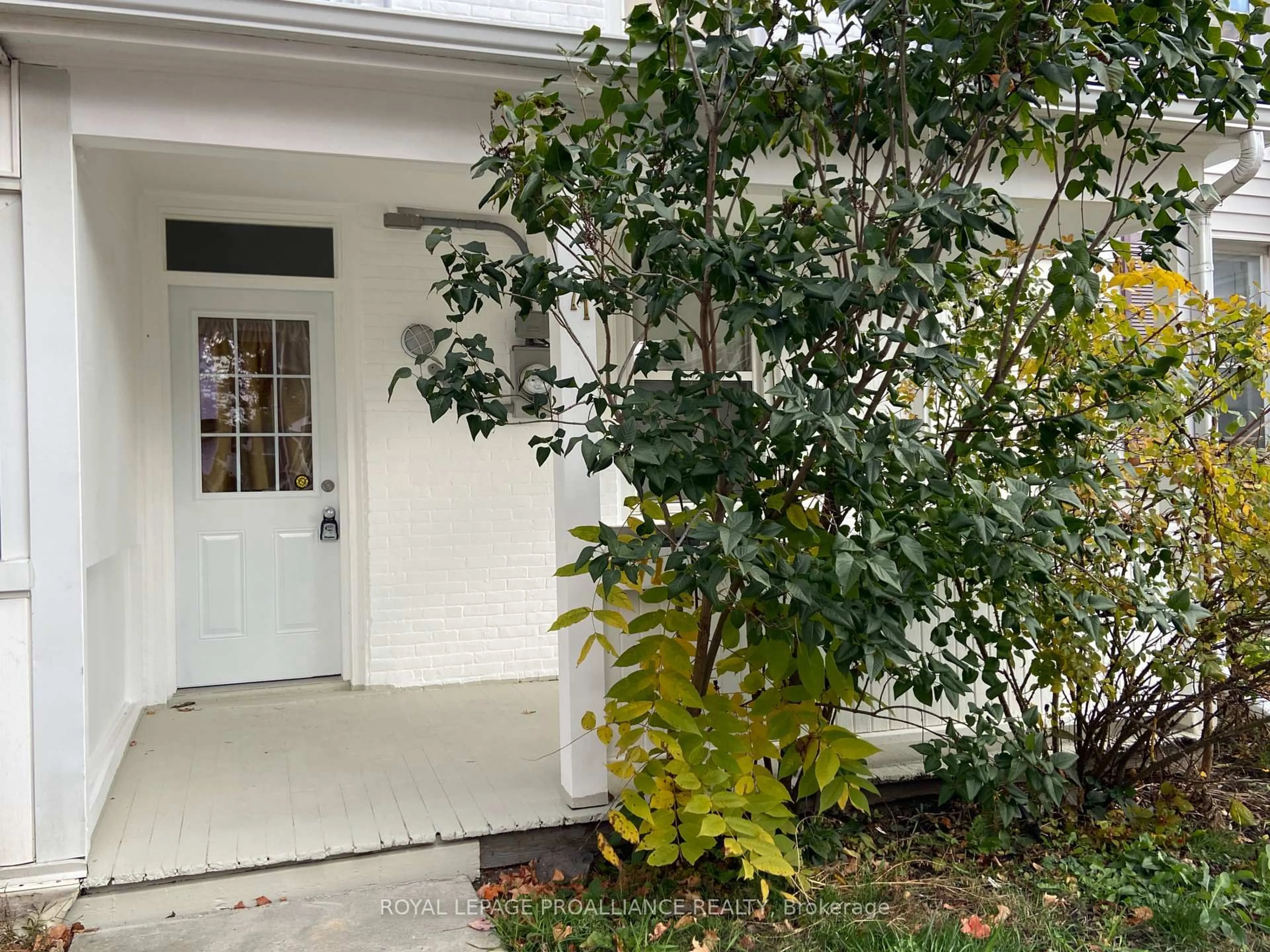 Indoor entryway for 71 Buell St, Brockville Ontario K6V 4Y4