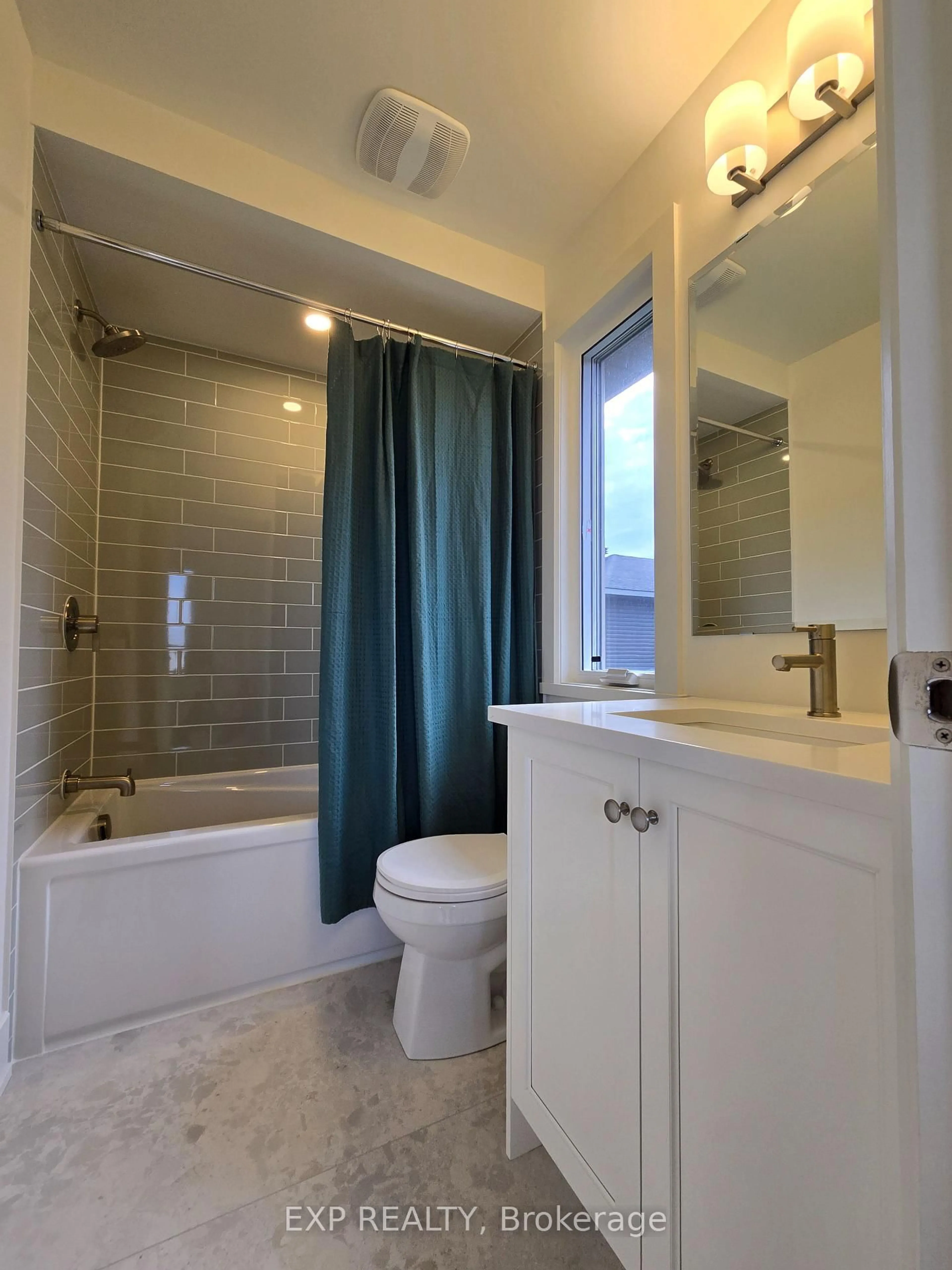 Contemporary bathroom, ceramic/tile floor for 153 Craig Duncan Terr, Stittsville Ontario K2S 3C5