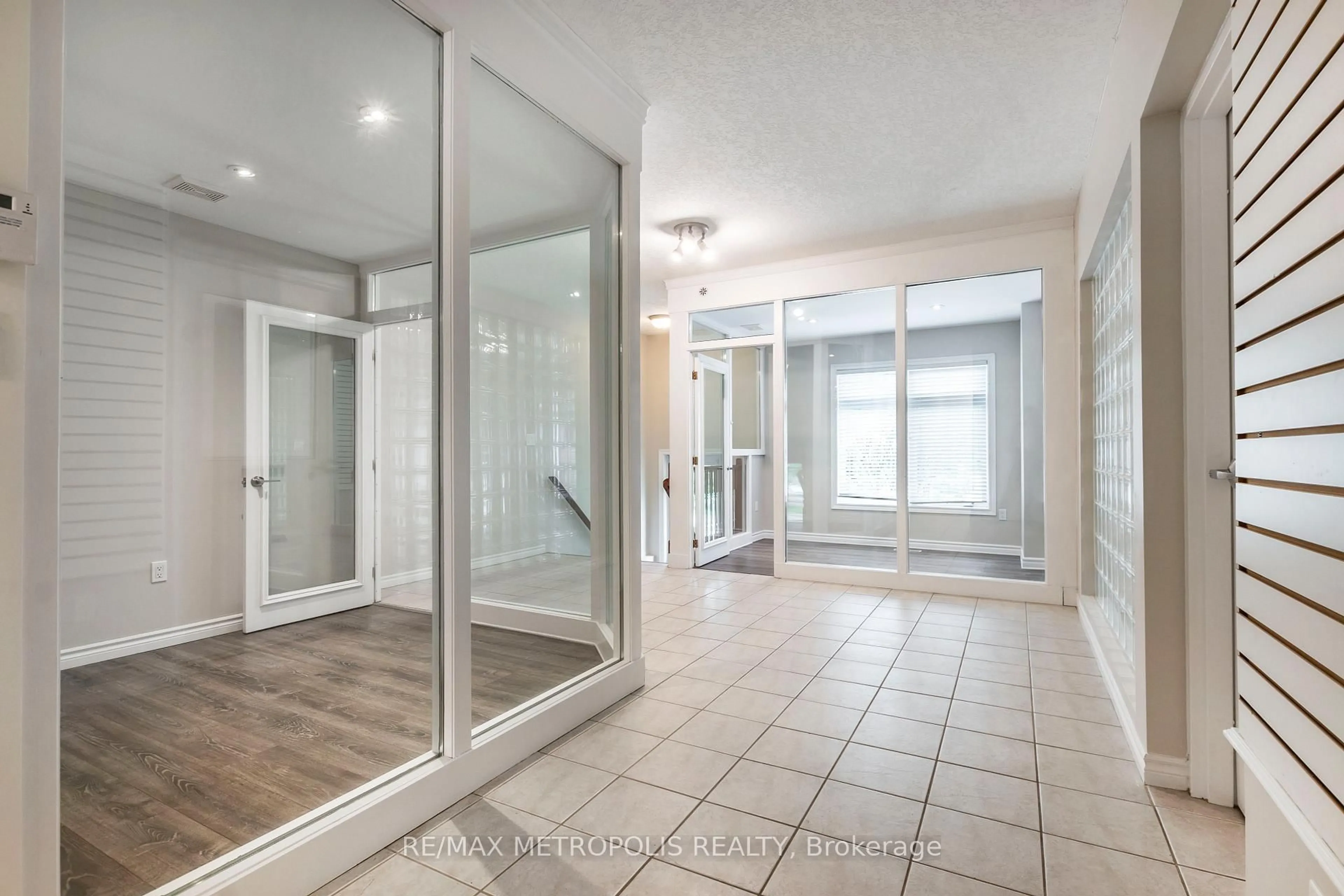 Indoor foyer for 619 Wild Ginger Ave #C16, Waterloo Ontario N2V 2X1