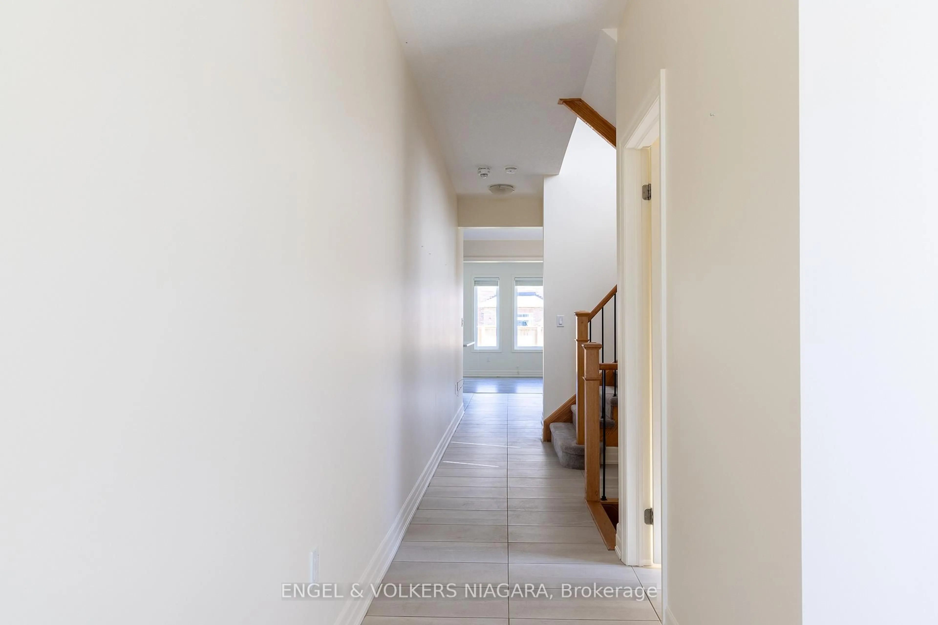 Indoor foyer for 4387 Eclipse Way, Niagara Falls Ontario L2G 0X5