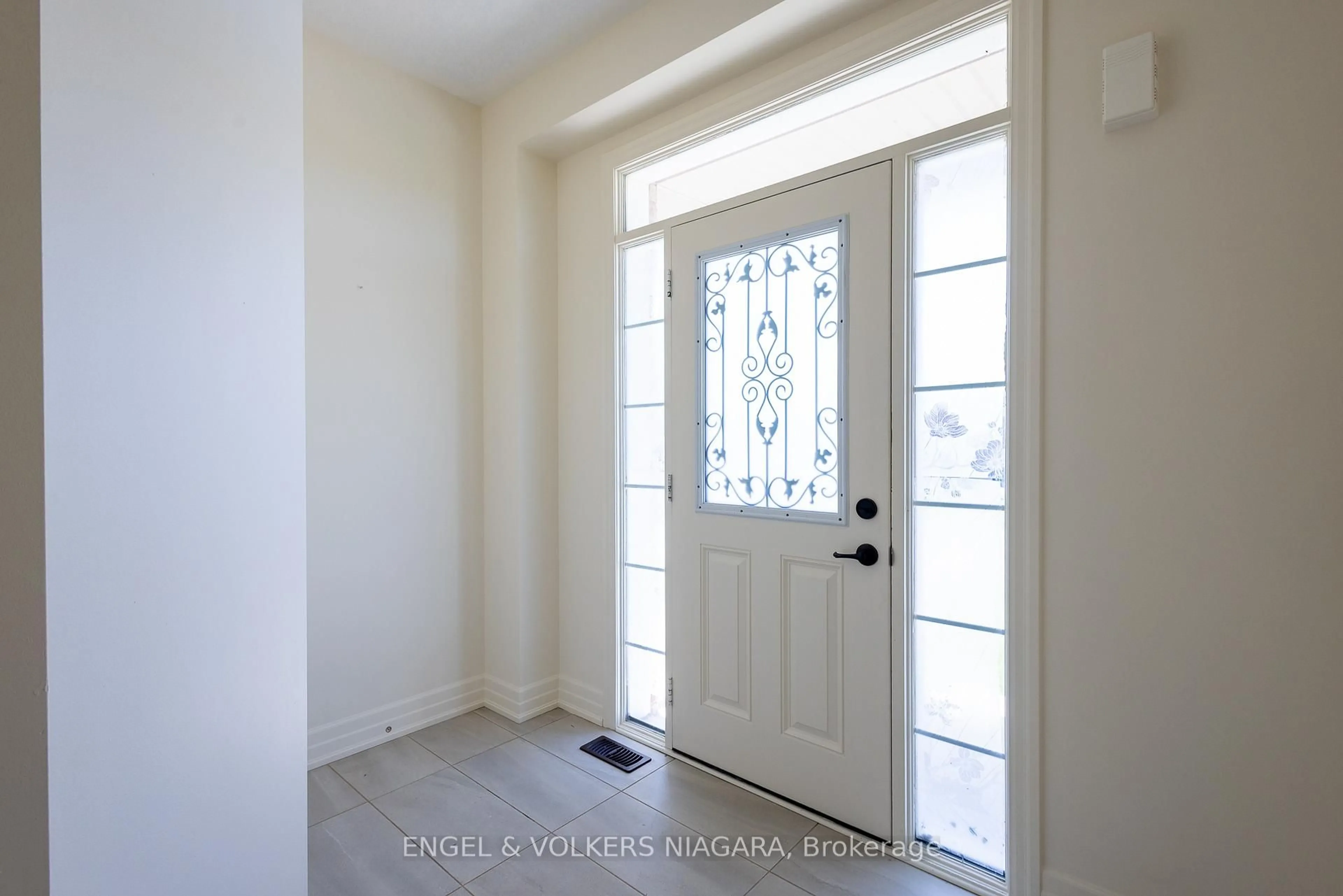Indoor entryway for 4387 Eclipse Way, Niagara Falls Ontario L2G 0X5