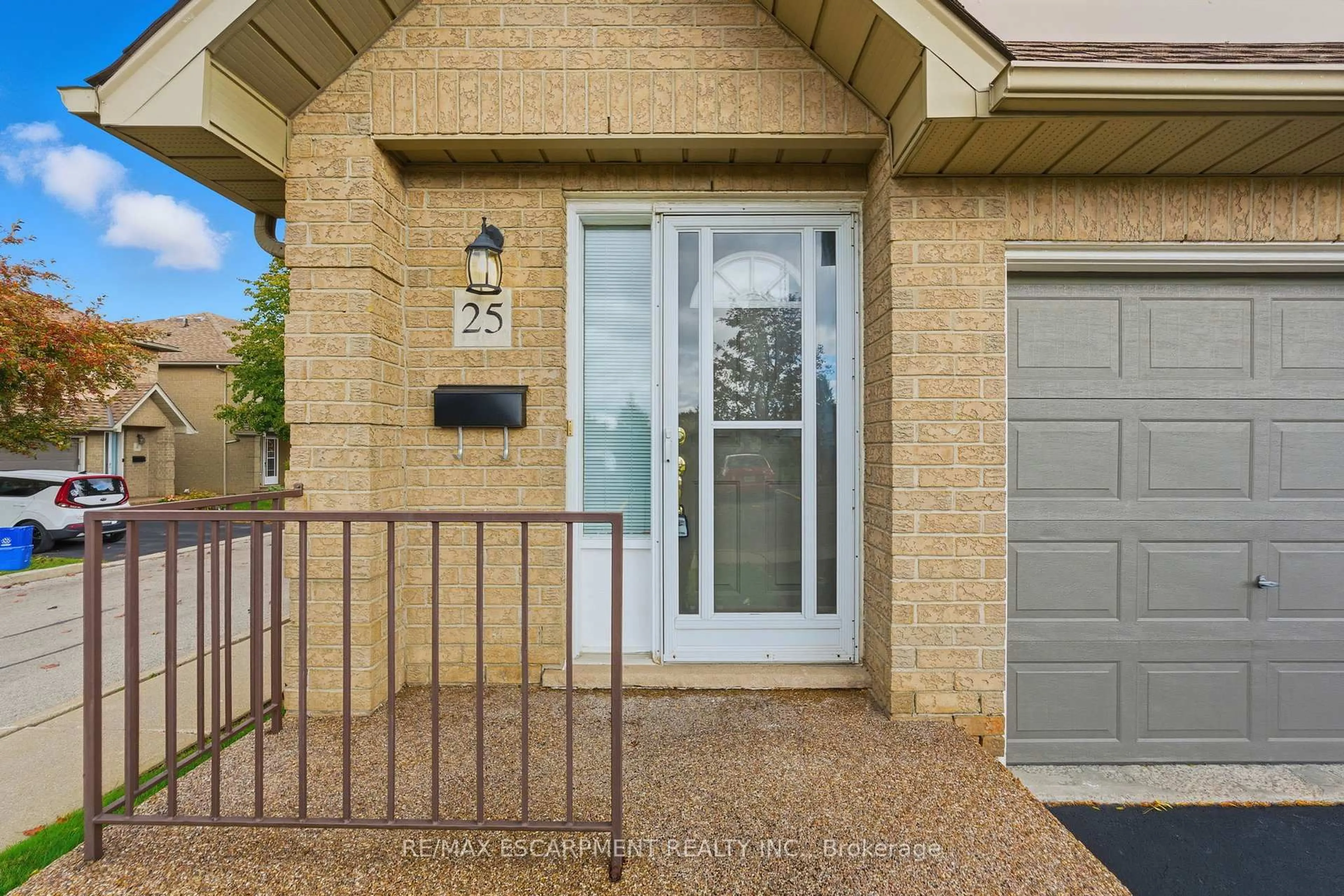 Indoor entryway for 100 Vineberg Dr #25, Hamilton Ontario L8W 3X4