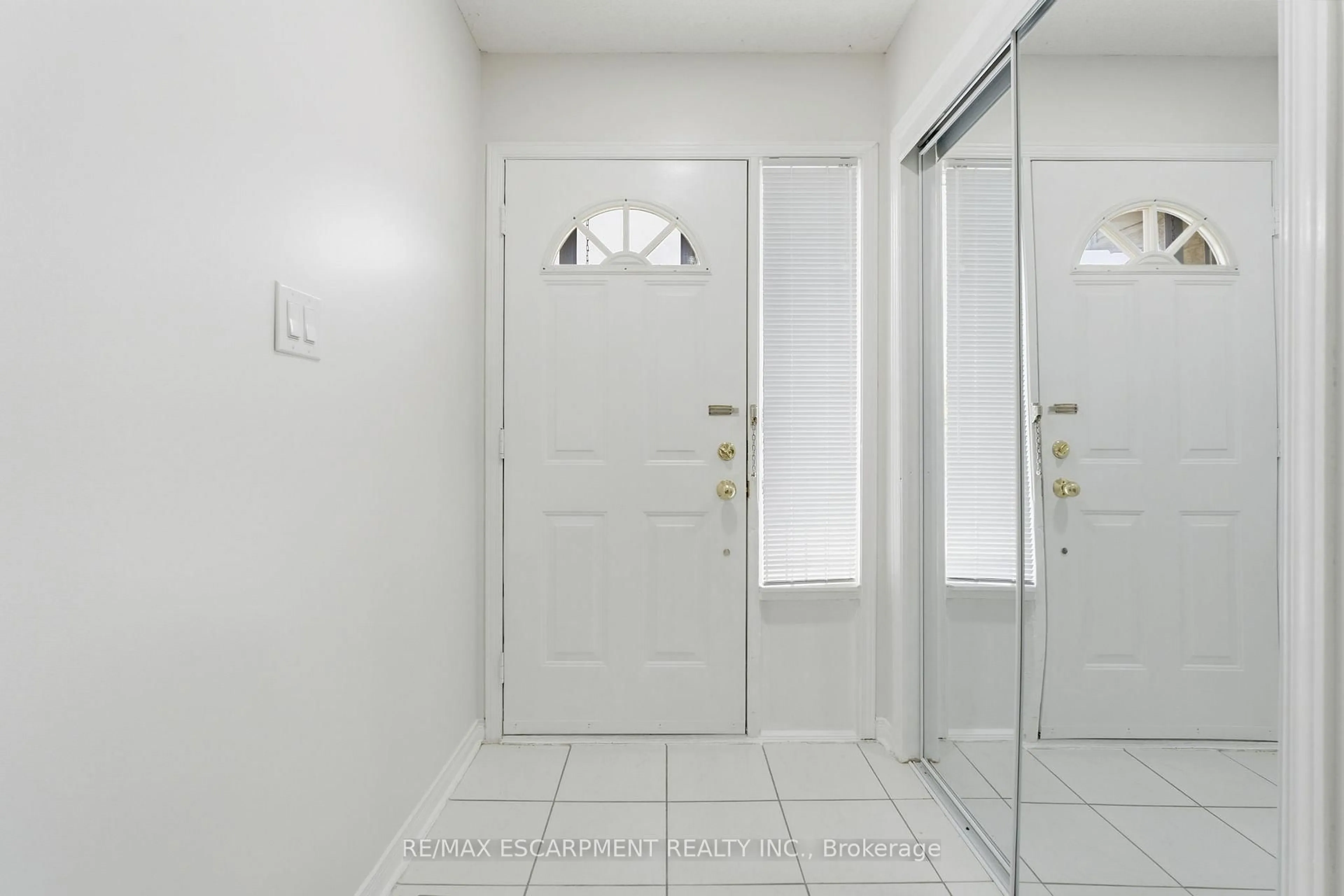 Indoor entryway for 100 Vineberg Dr #25, Hamilton Ontario L8W 3X4