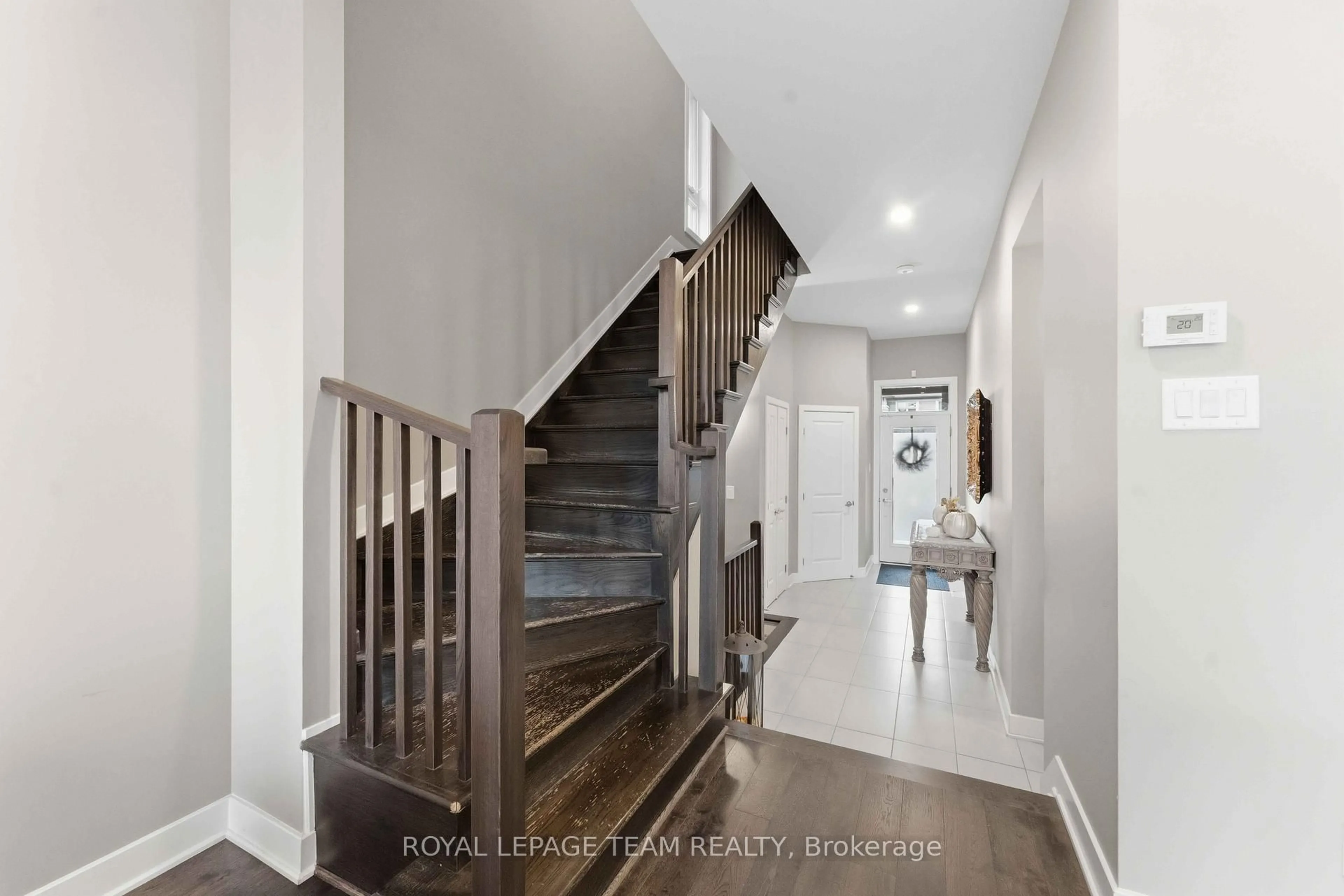 Indoor entryway for 542 Borbridge Ave, Ottawa Ontario K4M 0H9