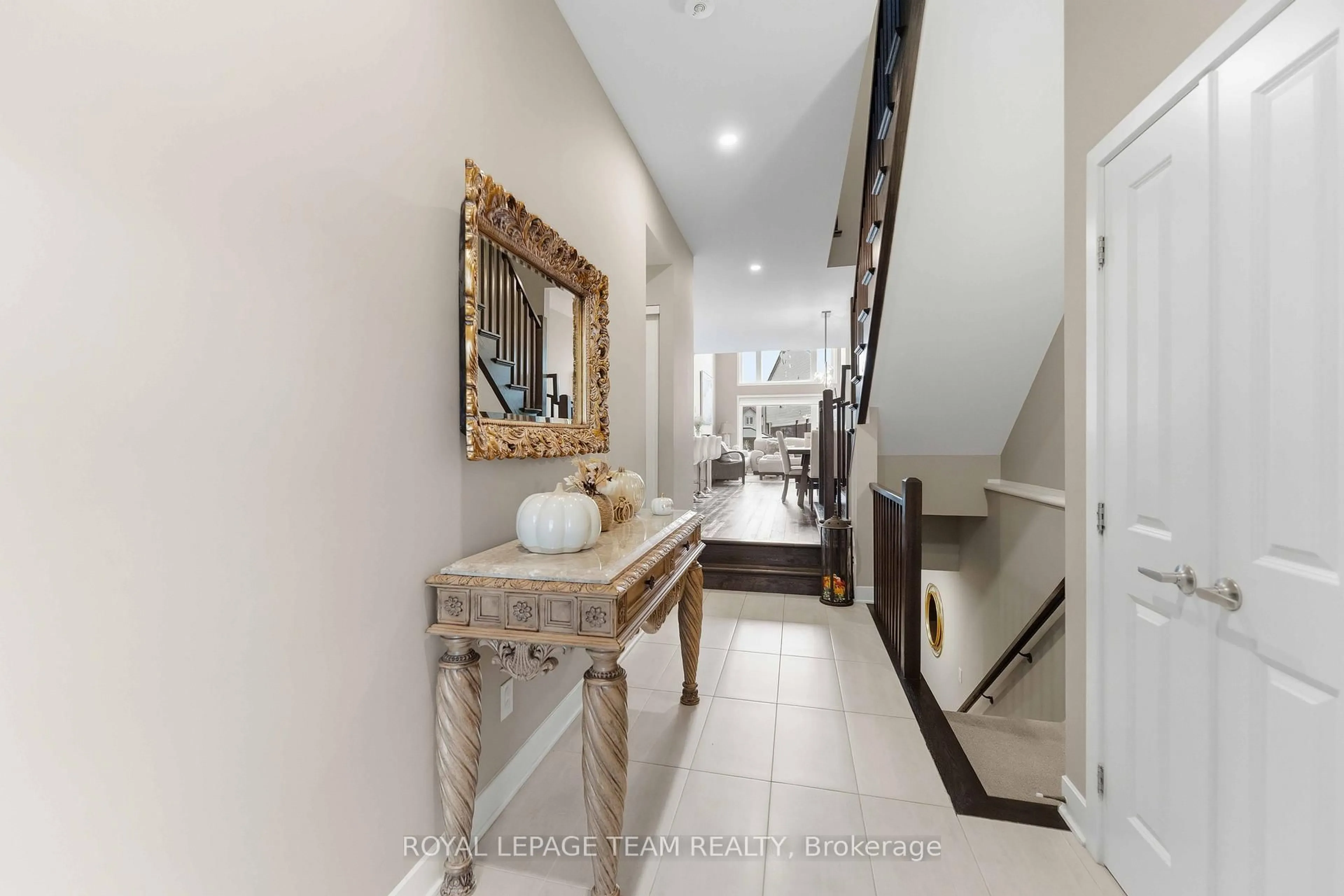 Indoor entryway for 542 Borbridge Ave, Ottawa Ontario K4M 0H9
