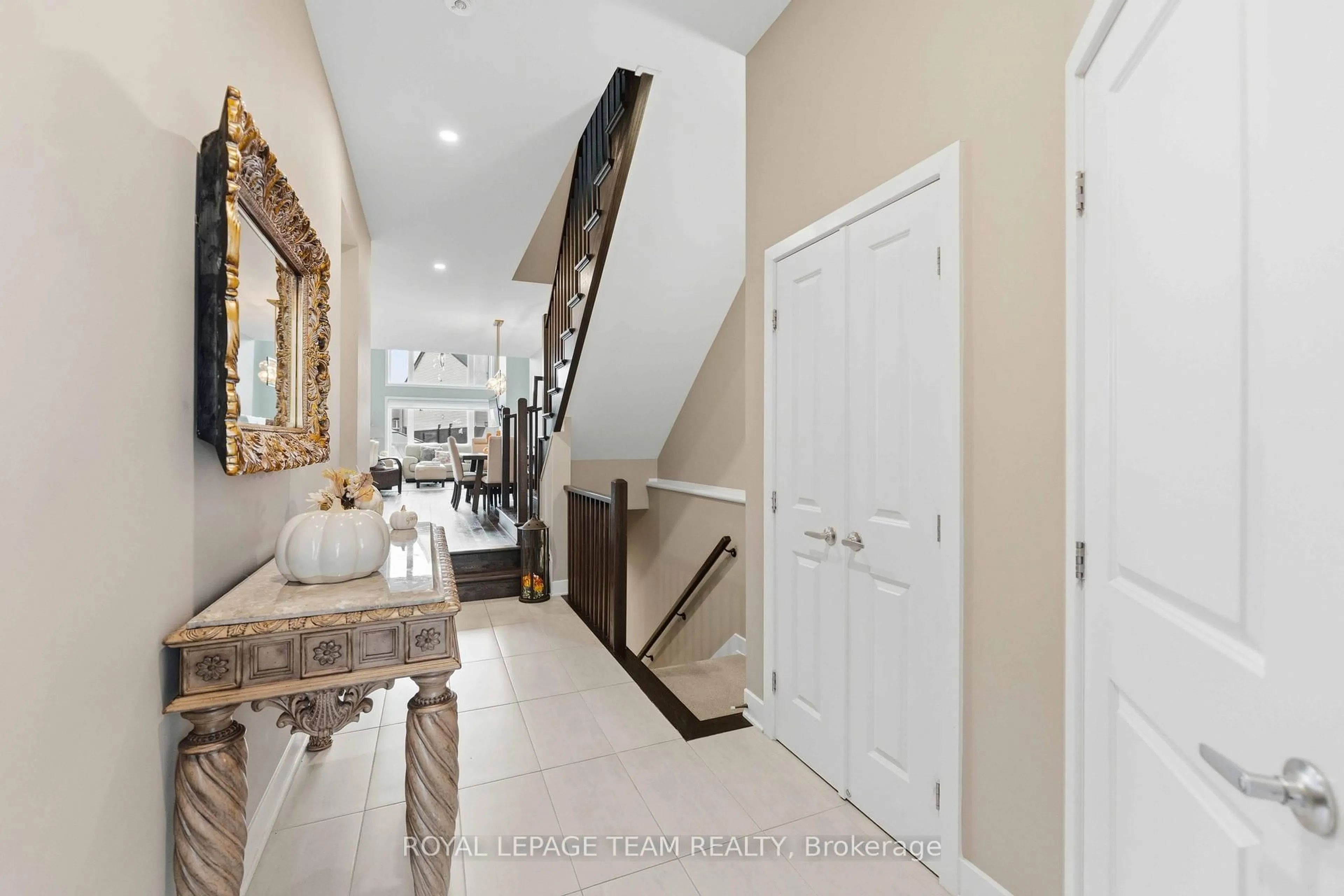 Indoor entryway for 542 Borbridge Ave, Ottawa Ontario K4M 0H9