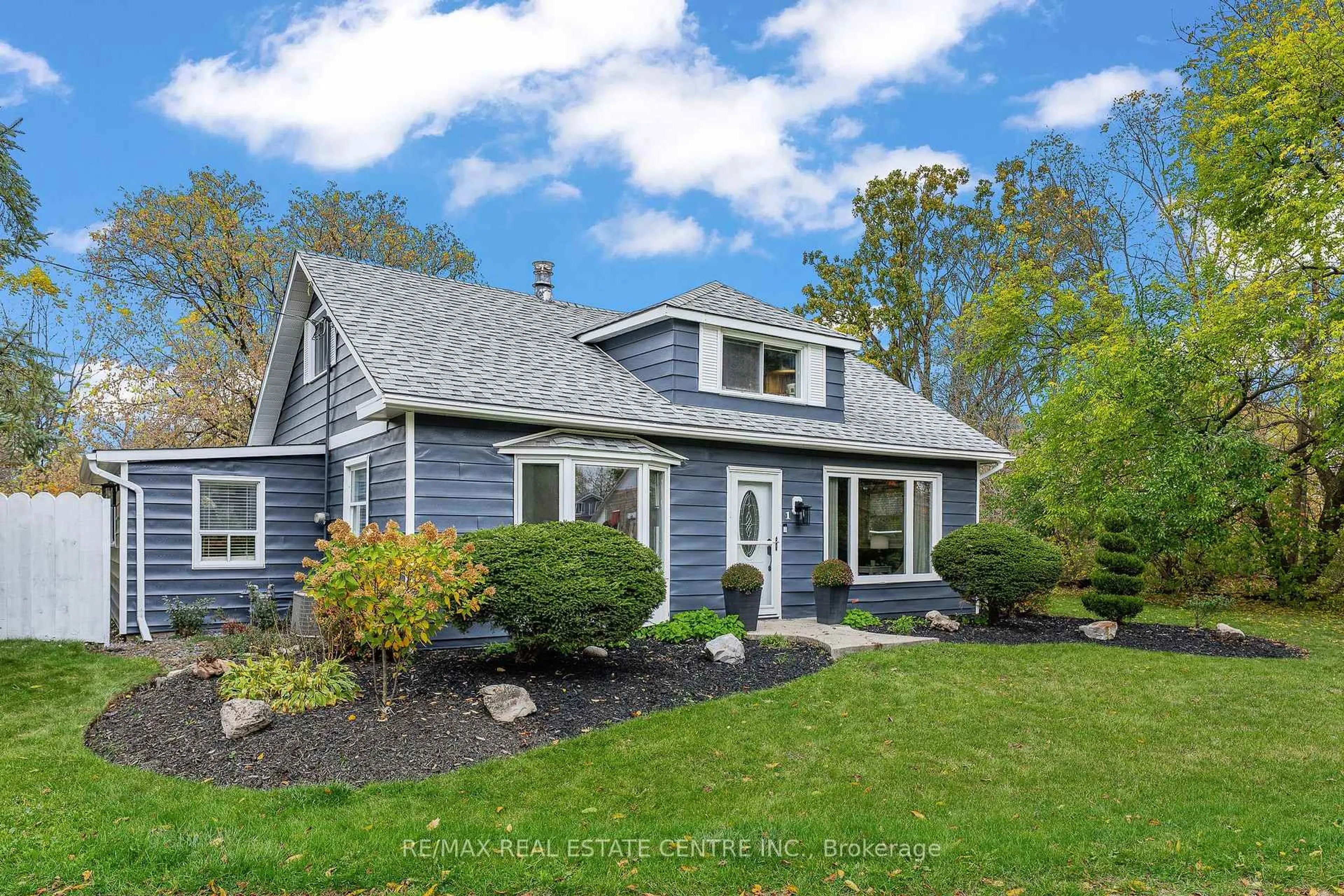 Home with vinyl exterior material, unknown for 1 Hughson St, North Dumfries Ontario N0B 1L0