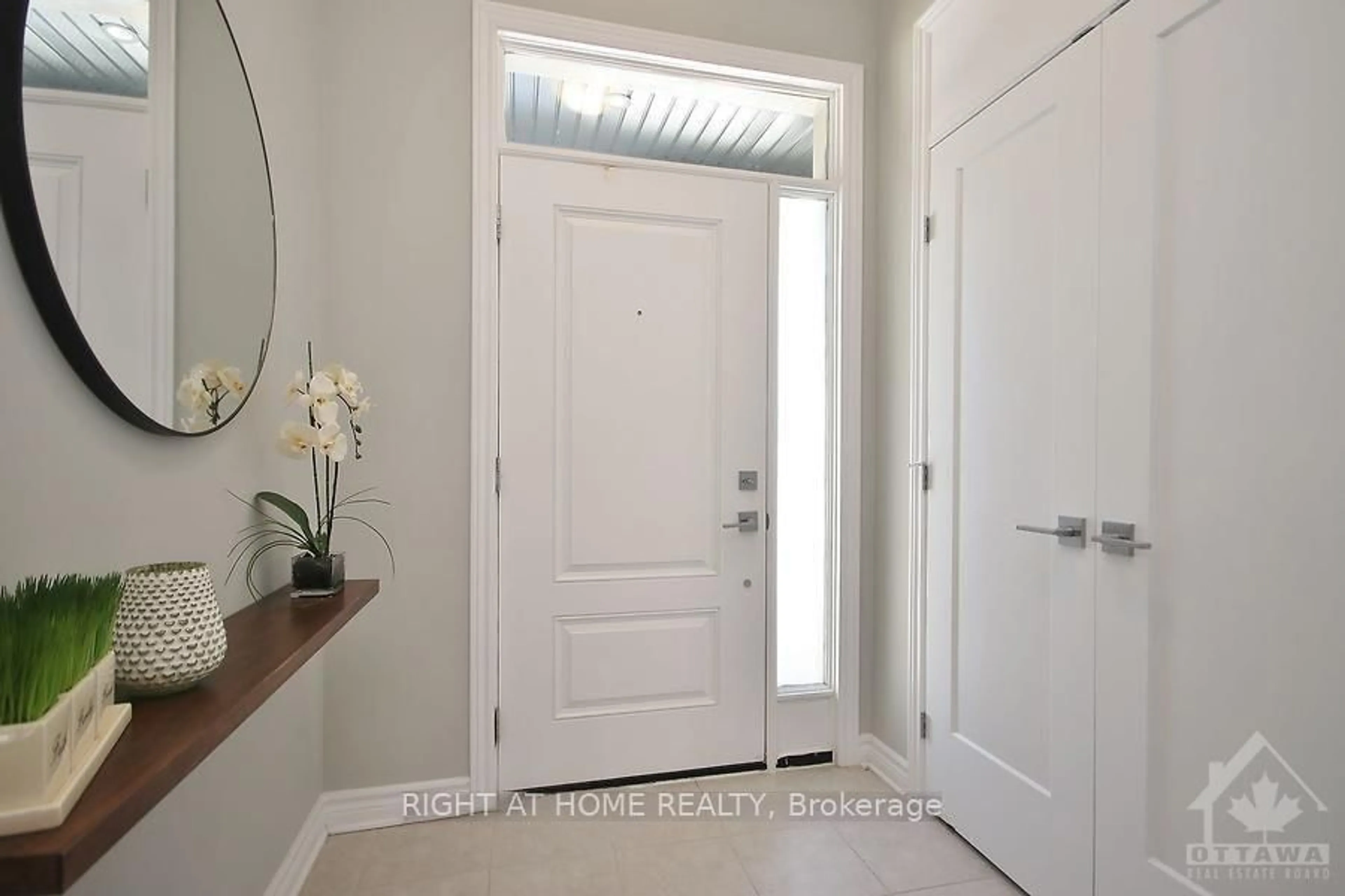 Indoor entryway for 110 Lavatera St, Ottawa Ontario K1T 0R8