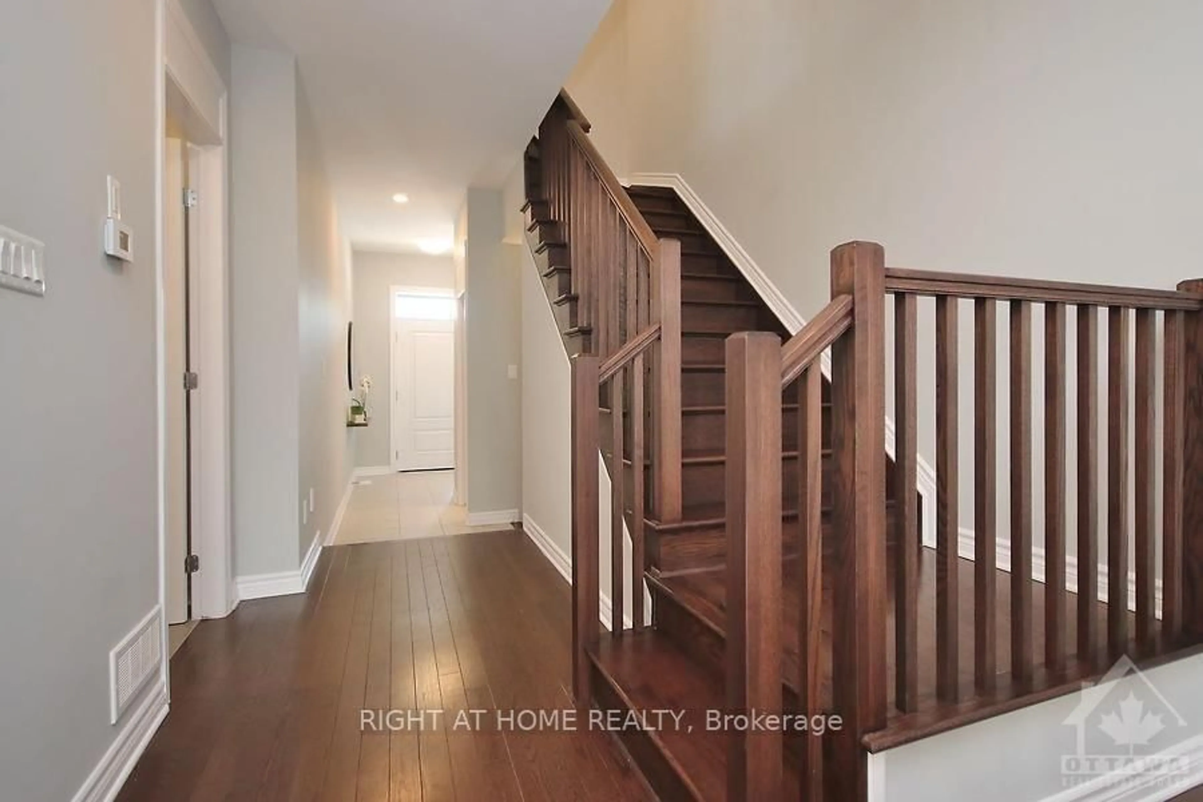 Indoor entryway for 110 Lavatera St, Ottawa Ontario K1T 0R8