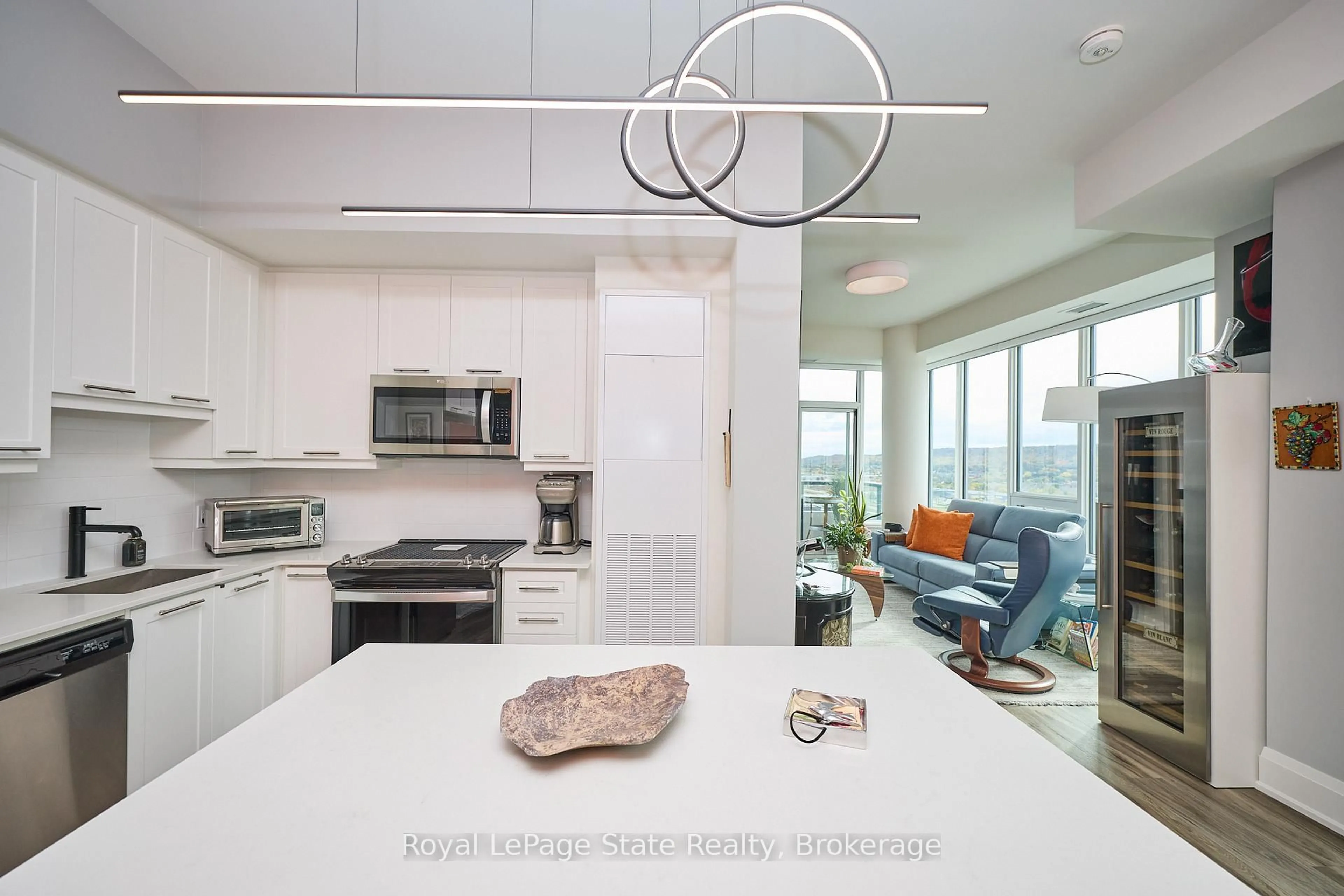 Open concept kitchen, ceramic/tile floor for 385 Winston Rd #1807, Grimsby Ontario L3M 0J3