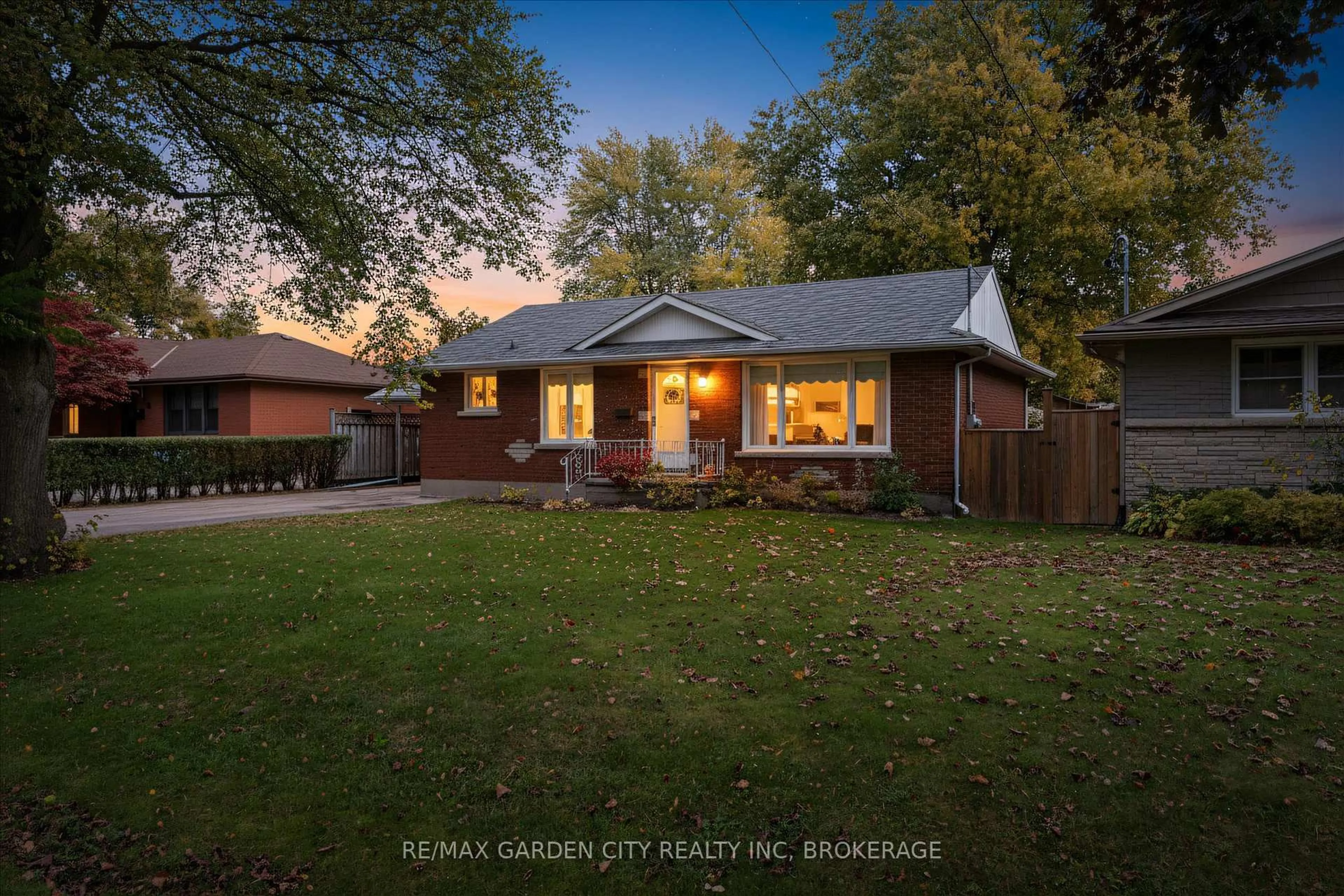 A pic from outside/outdoor area/front of a property/back of a property/a pic from drone, street for 26 Howard Ave, St. Catharines Ontario L2N 3X1