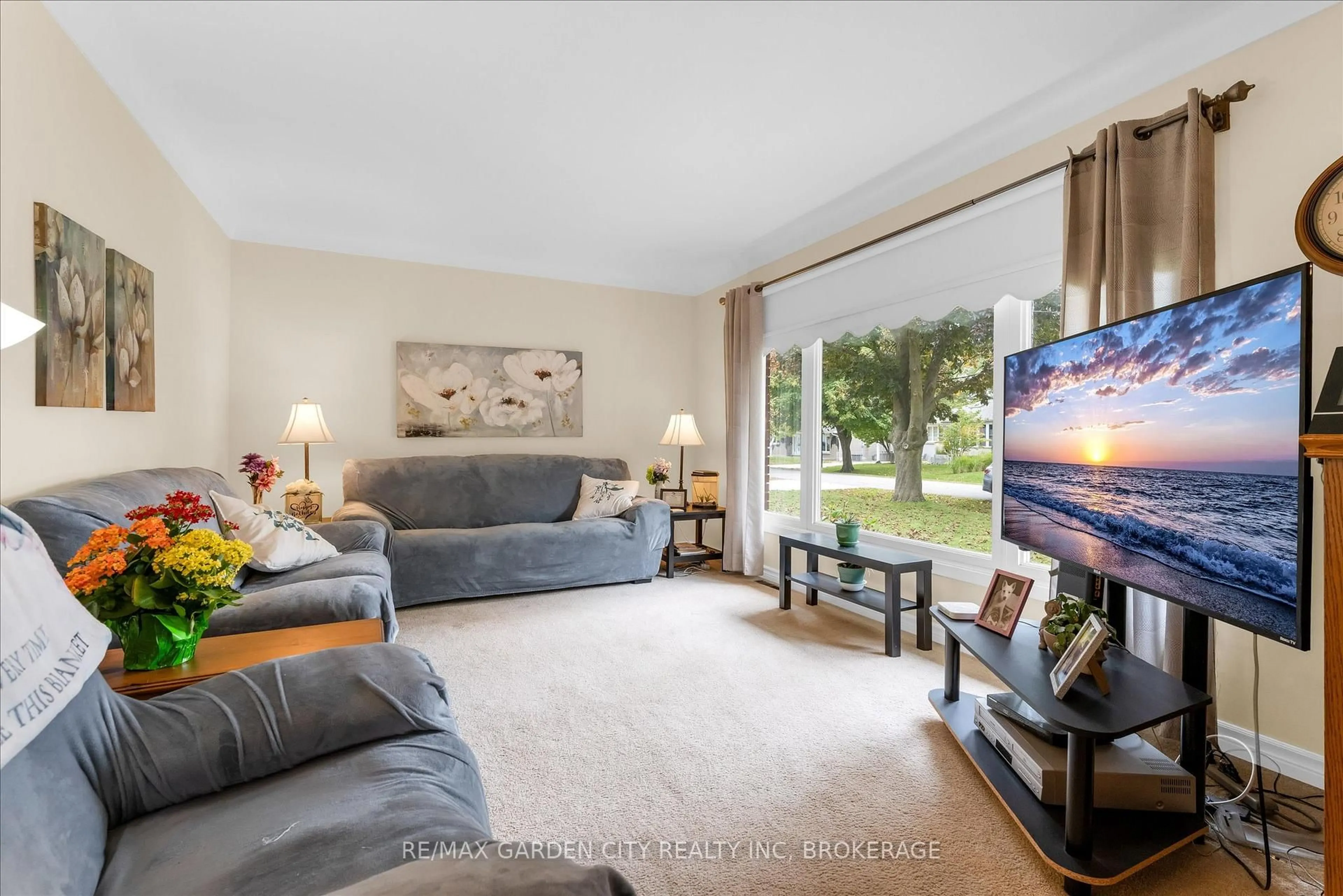 Living room with furniture, unknown for 26 Howard Ave, St. Catharines Ontario L2N 3X1