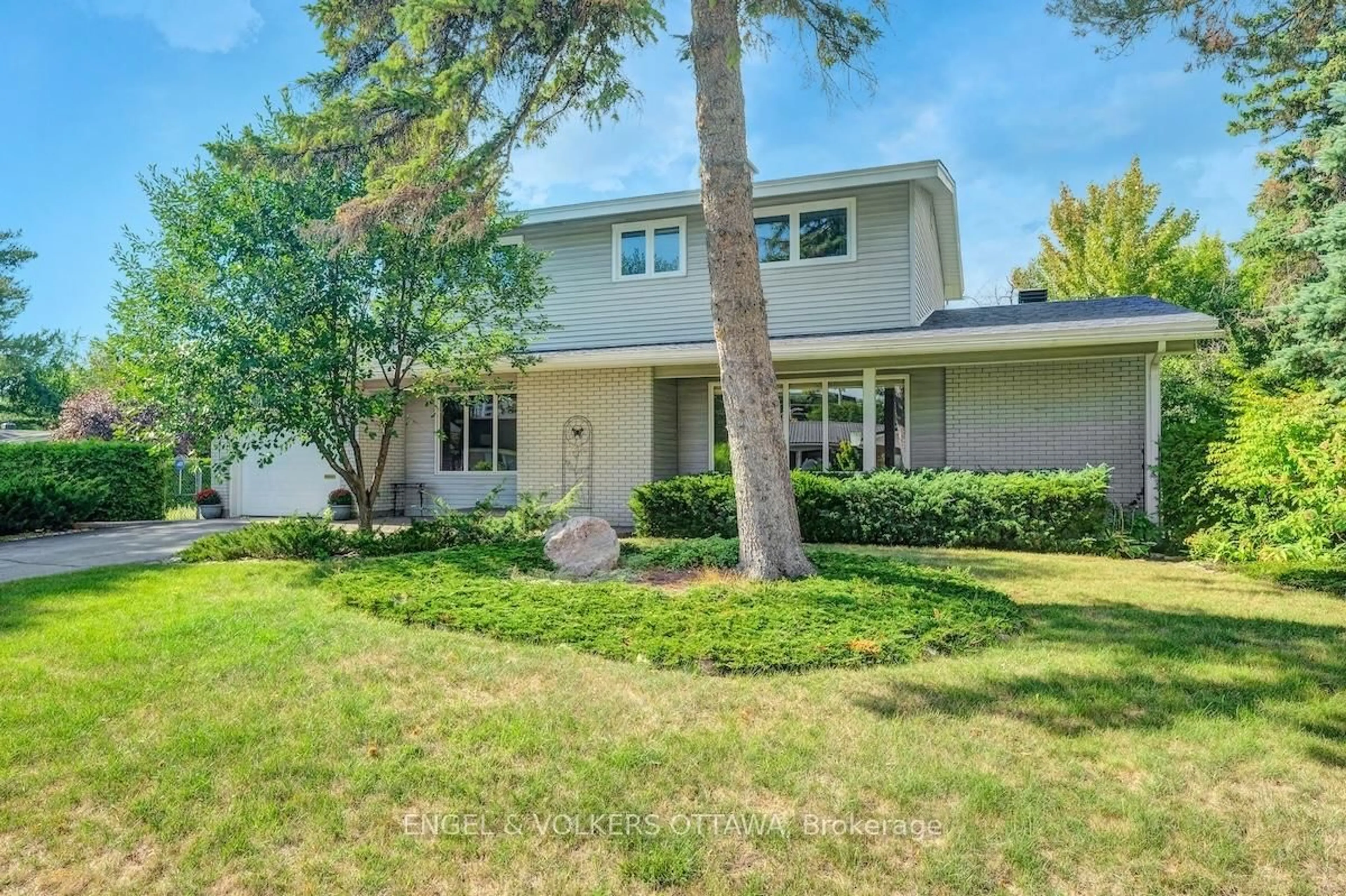 Unknown for 29 Qualicum St, Ottawa Ontario K2H 7H1