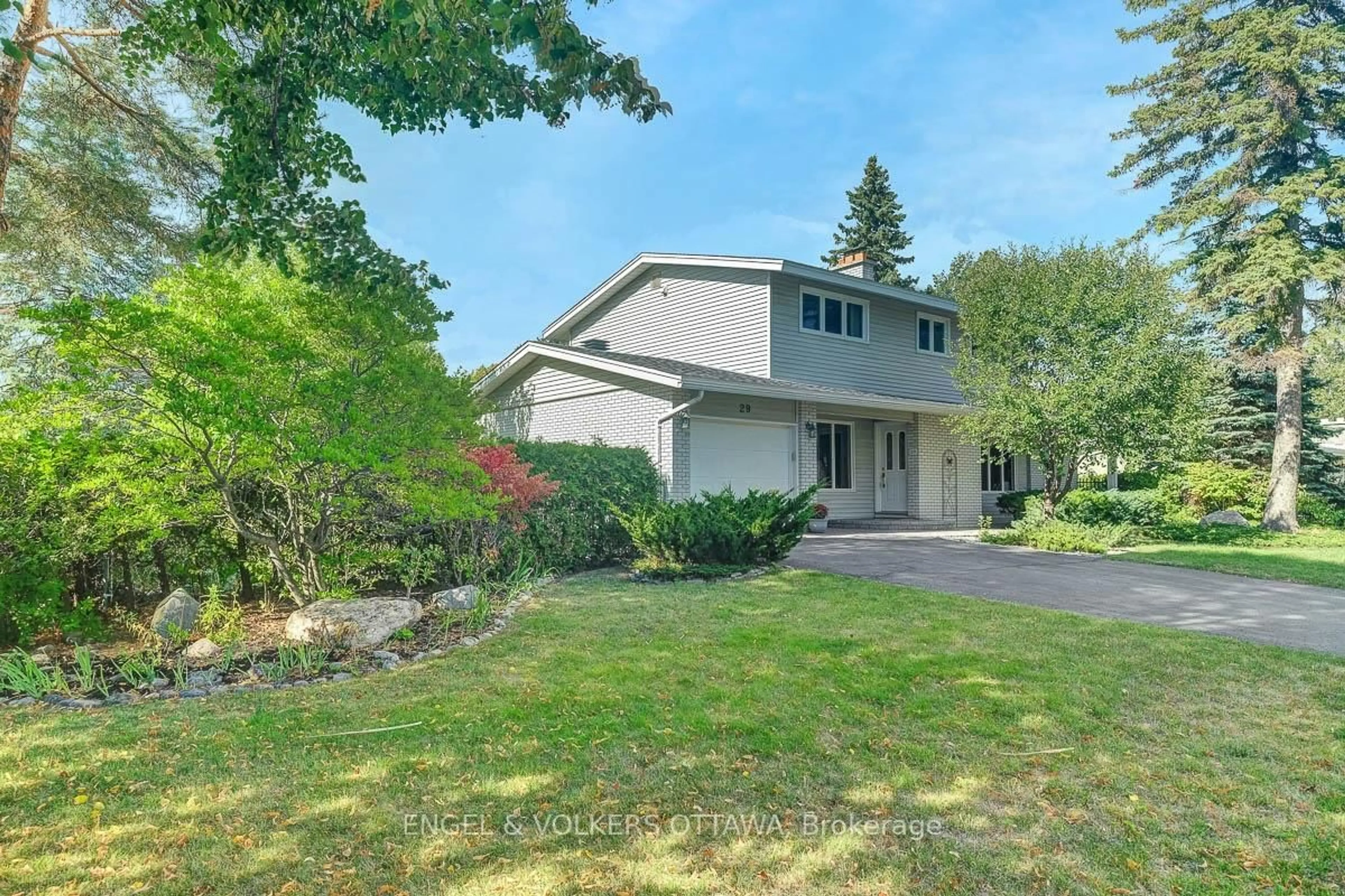 Unknown for 29 Qualicum St, Ottawa Ontario K2H 7H1