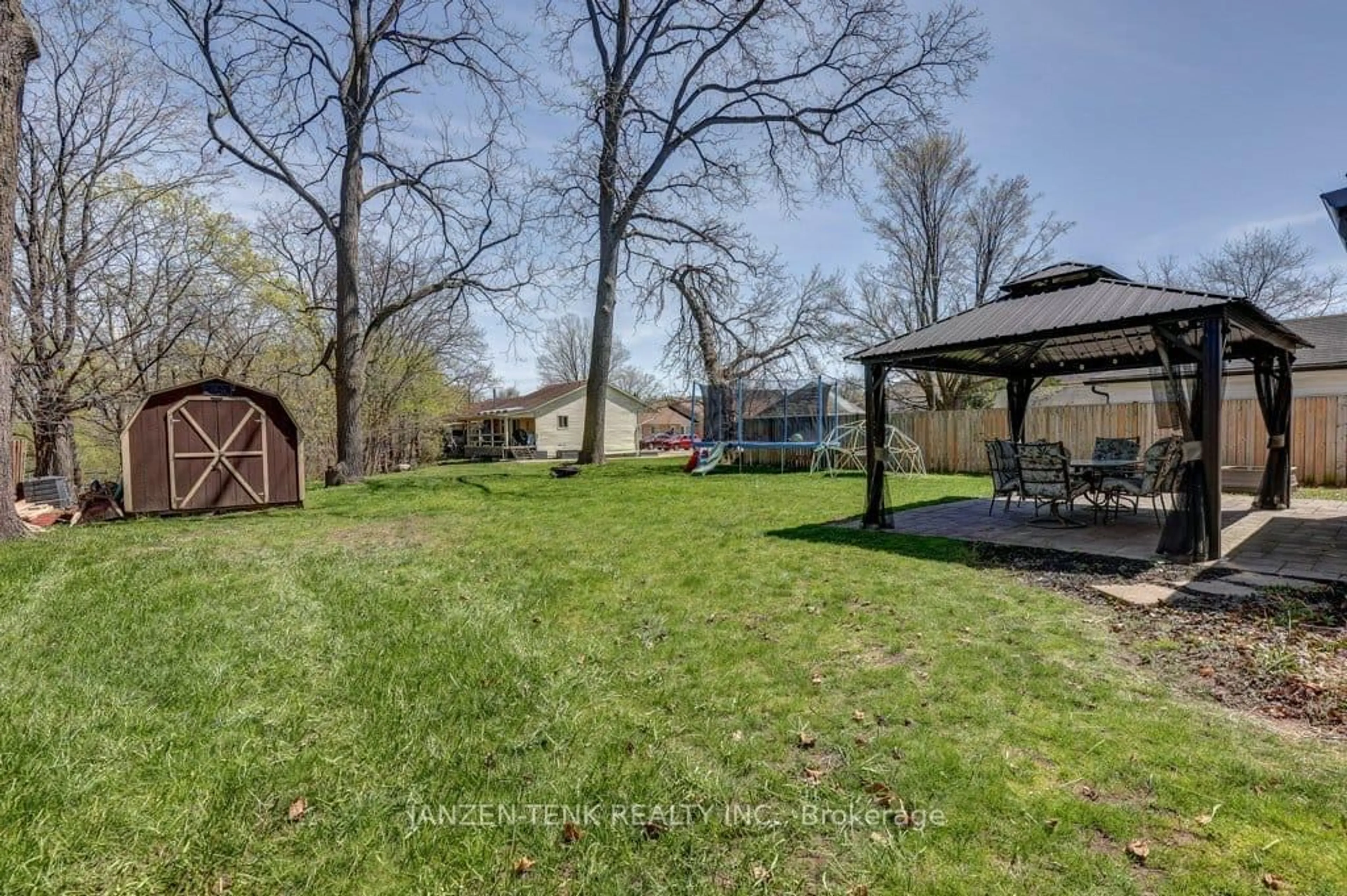 A pic from outside/outdoor area/front of a property/back of a property/a pic from drone, unknown for 17 Oak St, Aylmer Ontario N5H 1G3