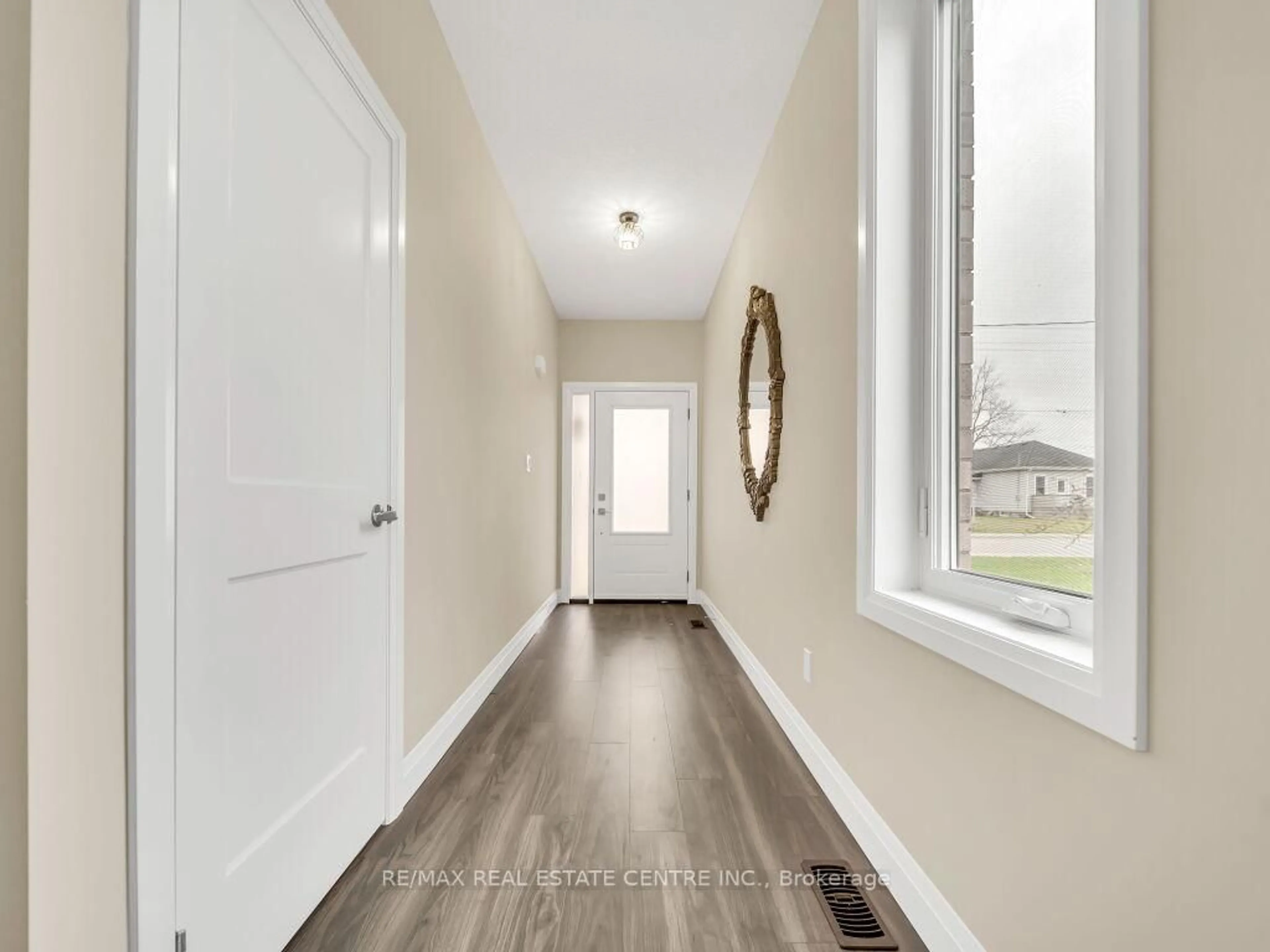 Indoor entryway for 256 King St, Ingersoll Ontario N5C 2K7
