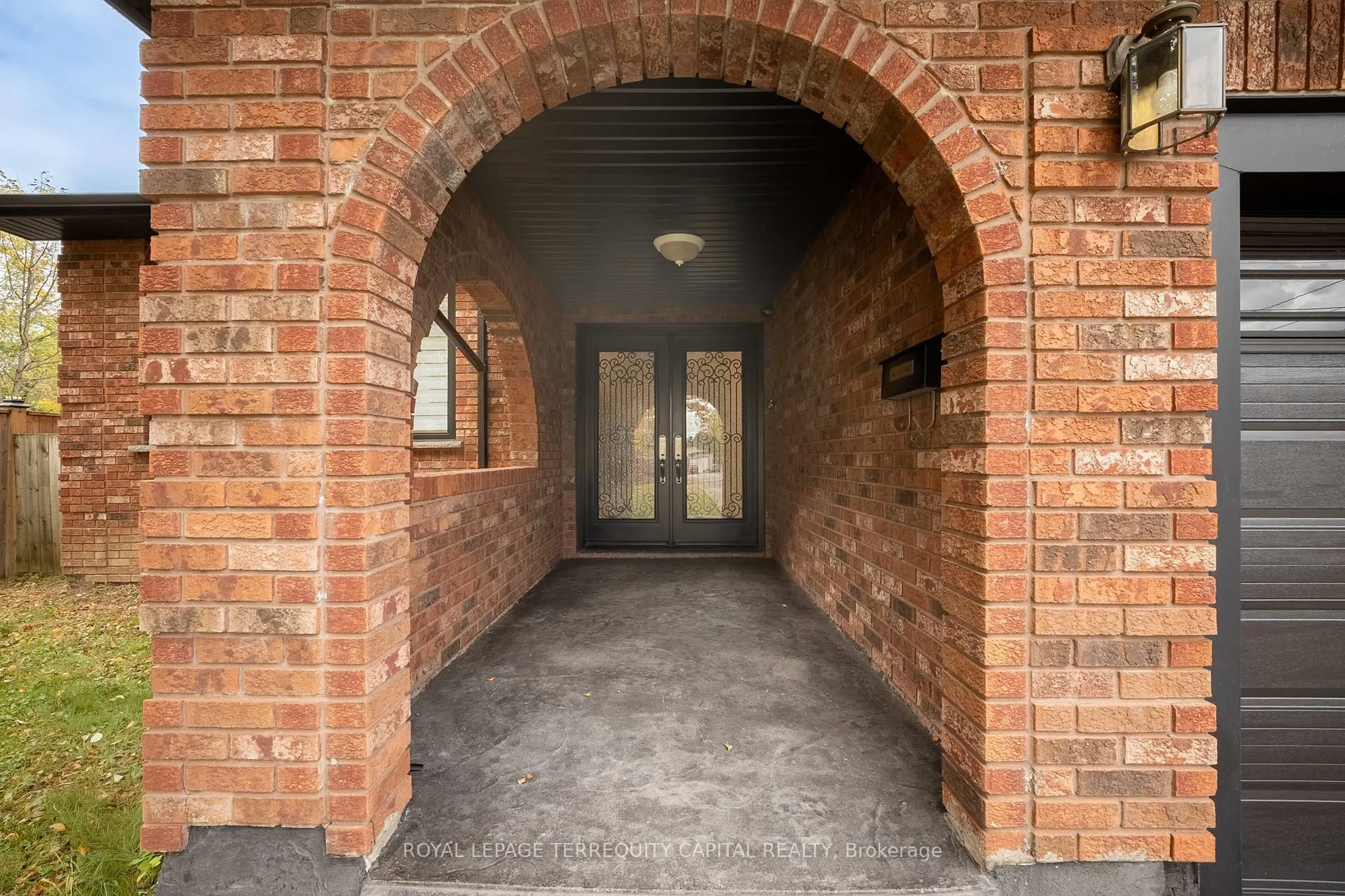 Indoor foyer for 6015 Church's Lane, Niagara Falls Ontario L2J 1Y9