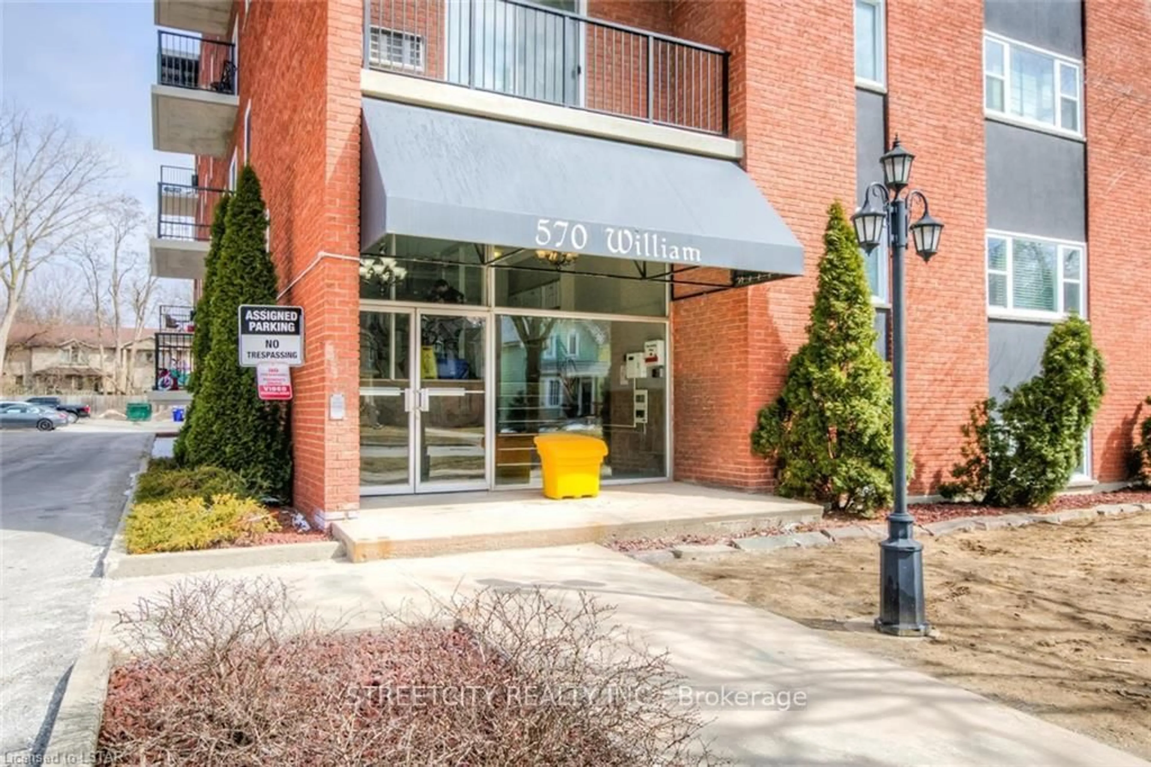 Indoor foyer for 570 William St #104, London East Ontario N6B 3E9