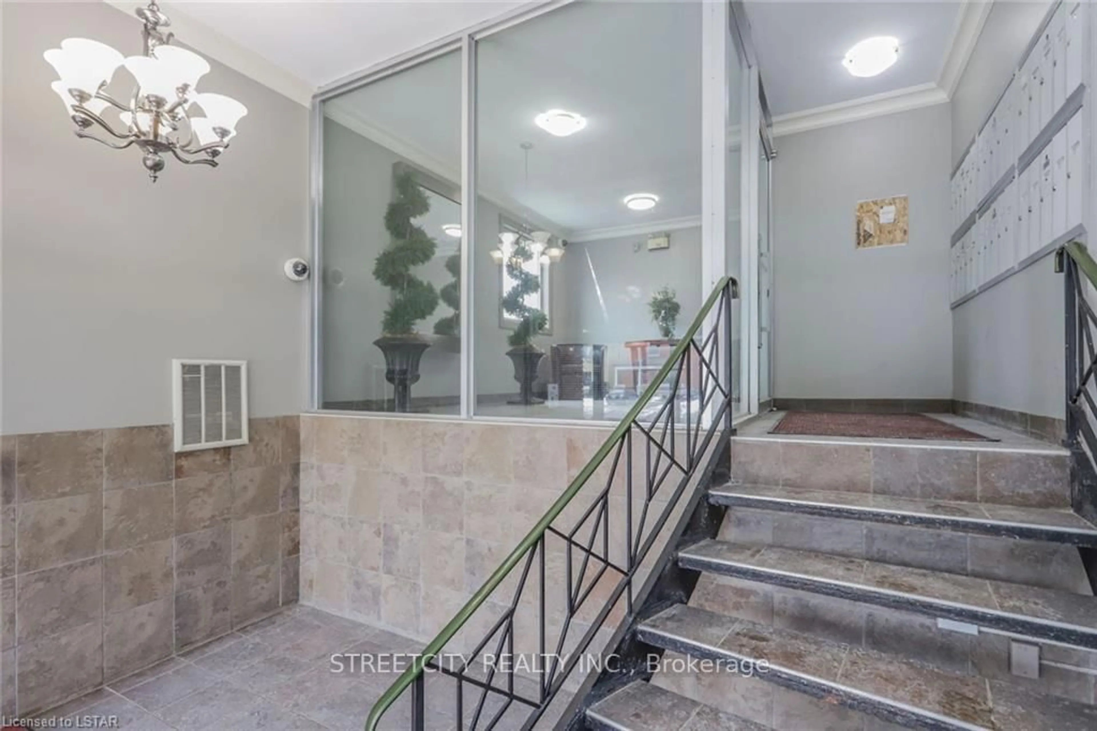 Indoor foyer for 570 William St #104, London East Ontario N6B 3E9