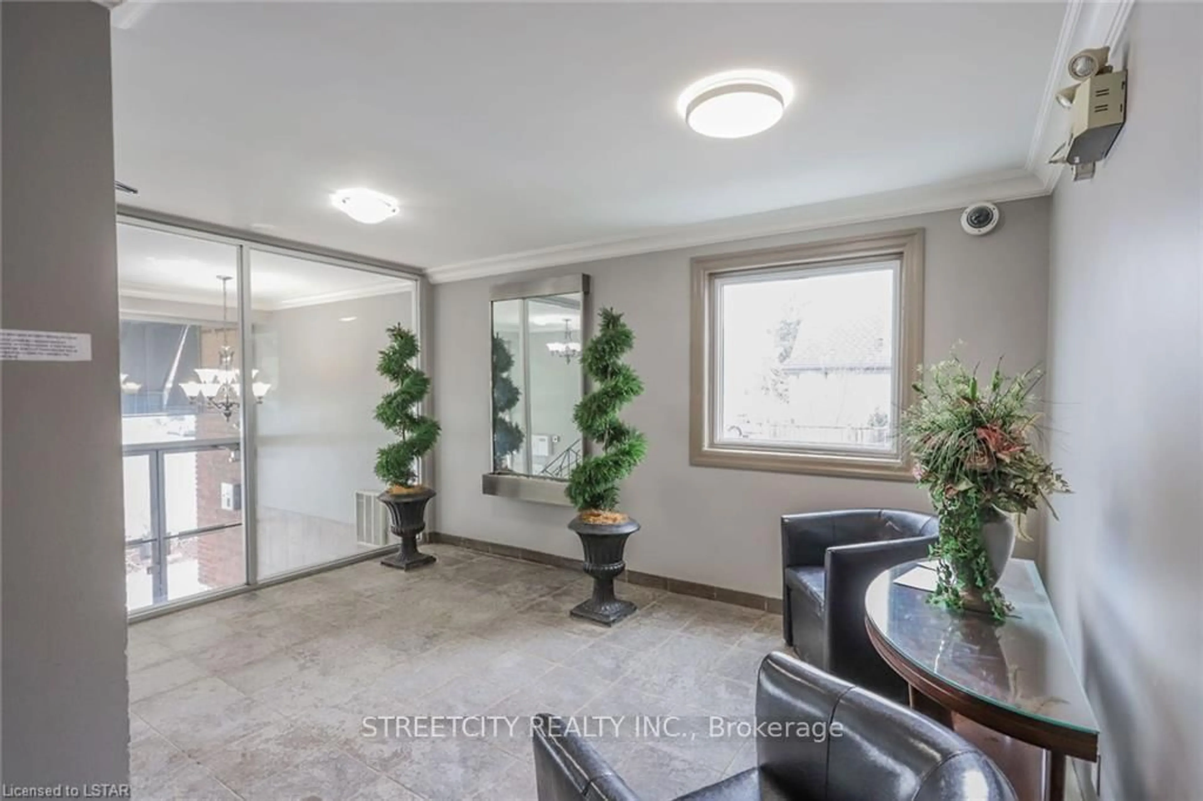 Indoor foyer for 570 William St #104, London East Ontario N6B 3E9