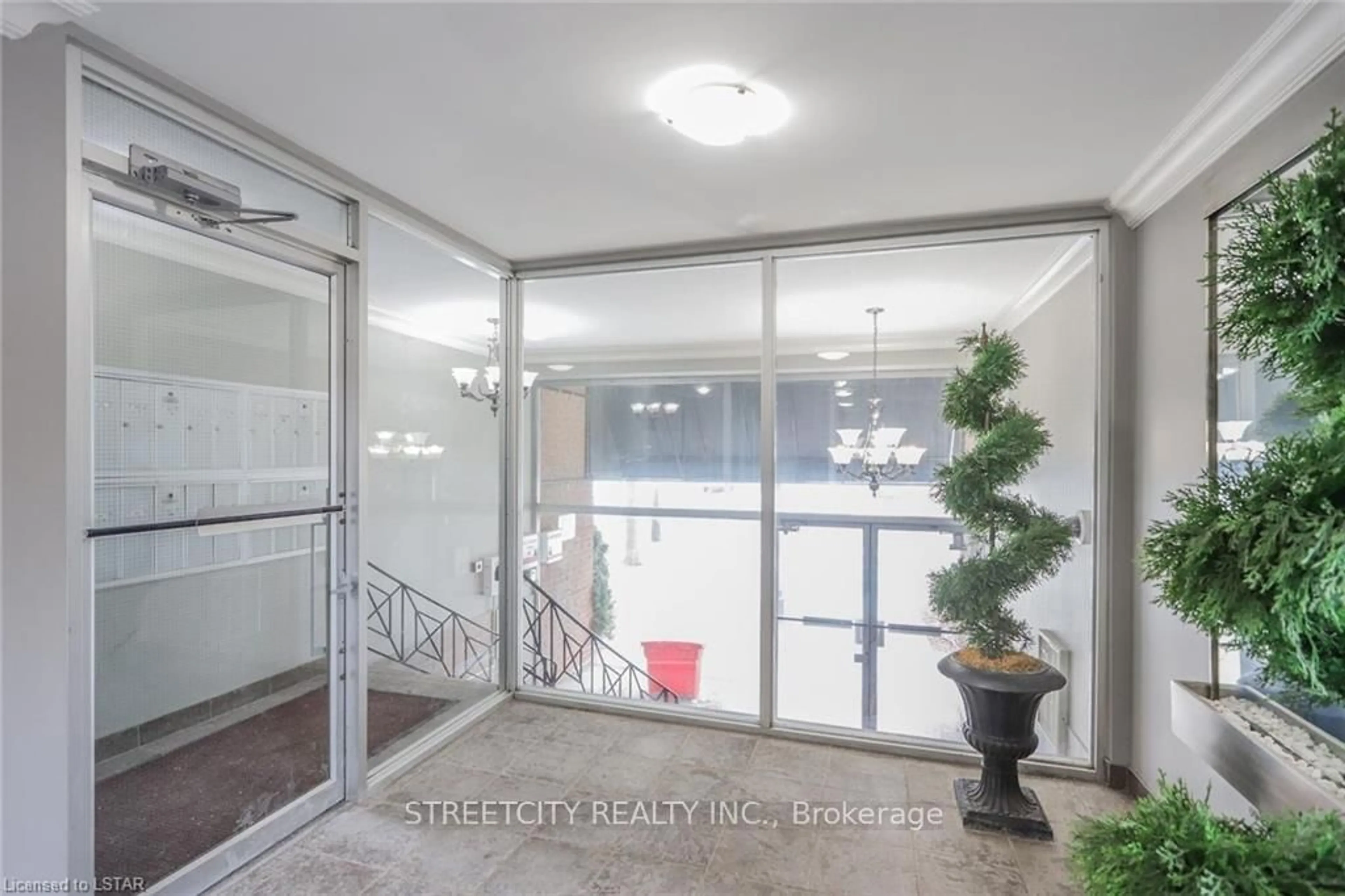 Indoor foyer for 570 William St #104, London East Ontario N6B 3E9