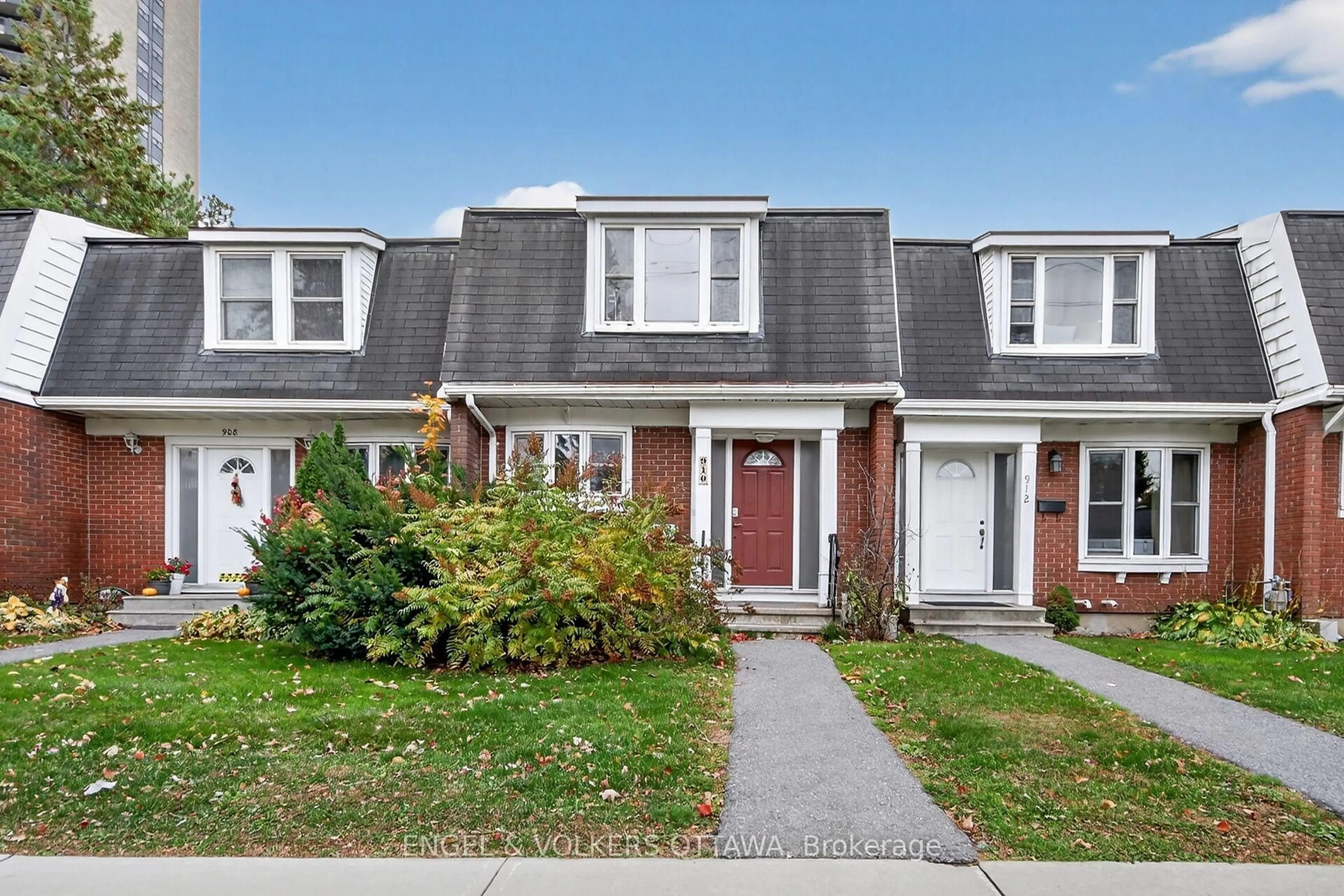 Home with vinyl exterior material, street for 910 Dynes Rd, Ottawa Ontario K2C 0G8