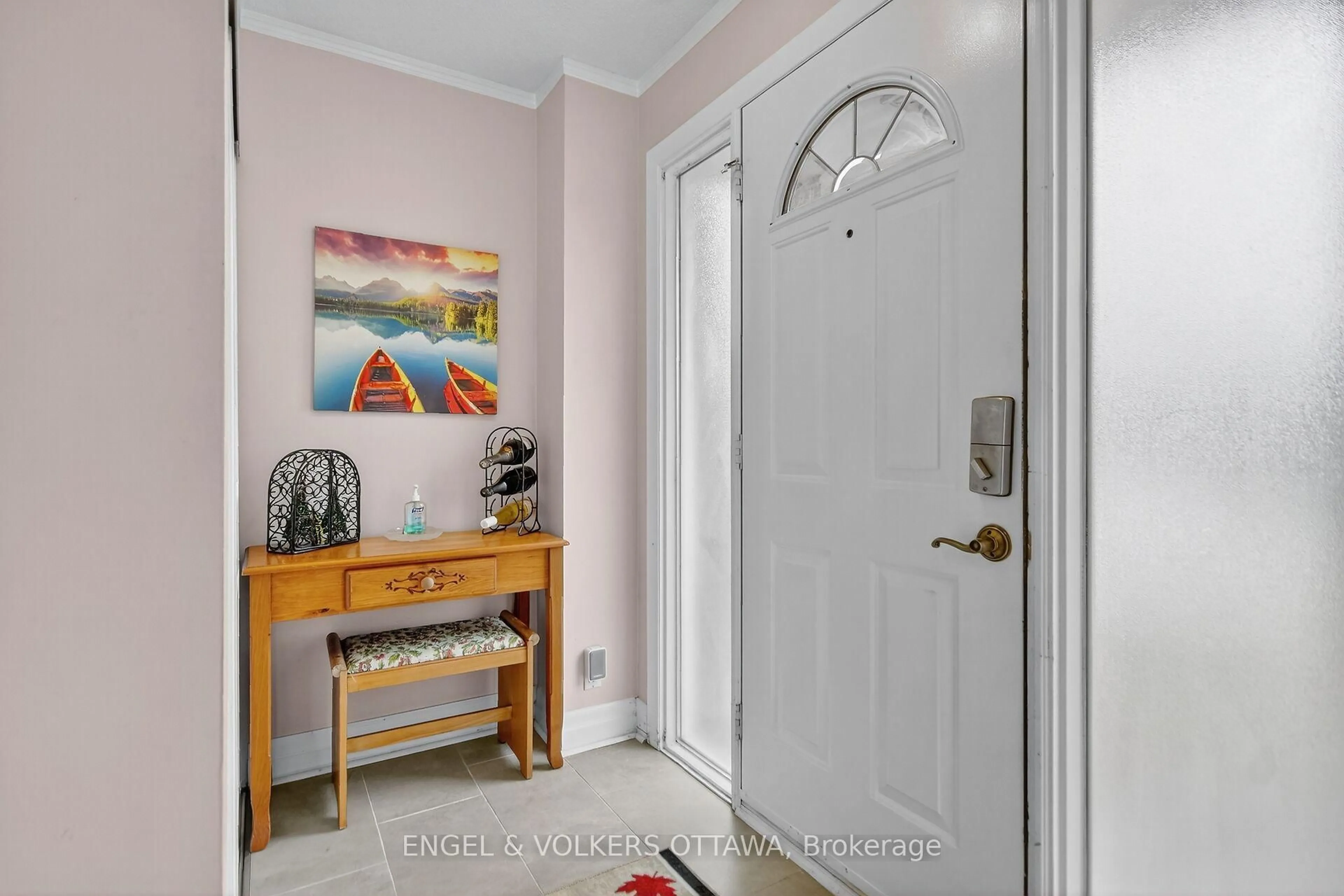 Indoor entryway for 910 Dynes Rd, Ottawa Ontario K2C 0G8