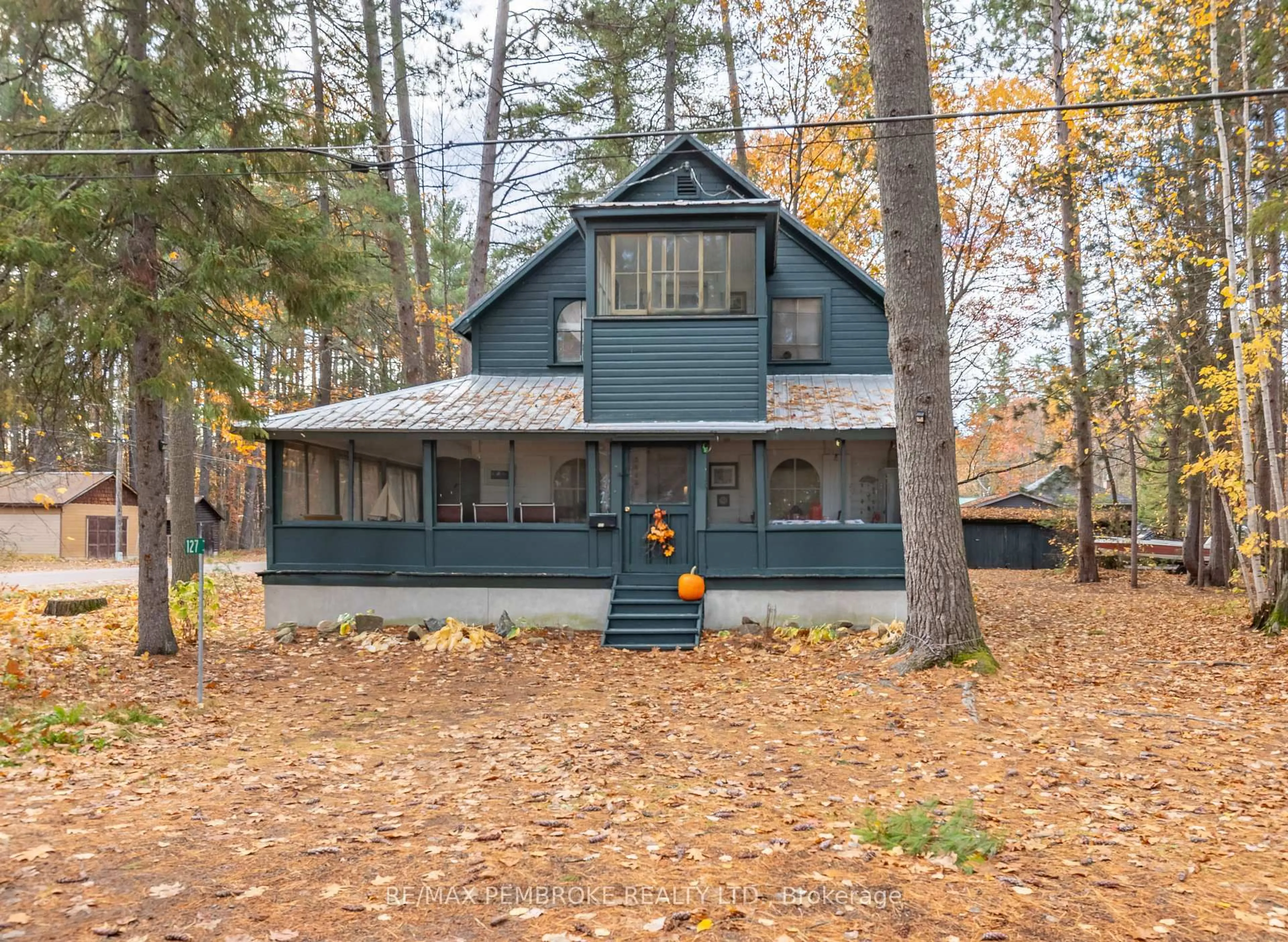 Home with vinyl exterior material, street for 127 Alexandra St, Petawawa Ontario K8H 2R2