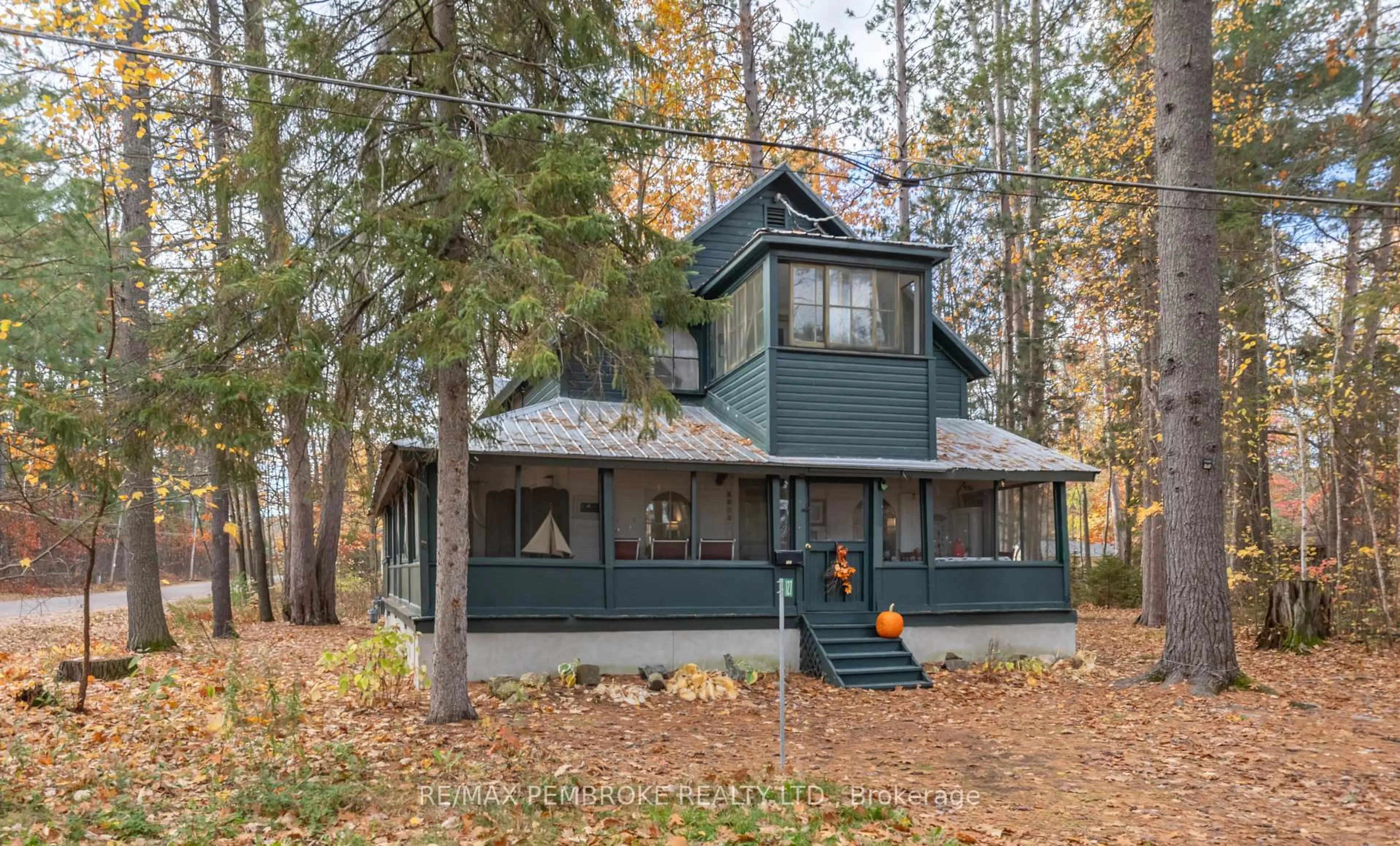 Home with vinyl exterior material, forest/trees view for 127 Alexandra St, Petawawa Ontario K8H 2R2