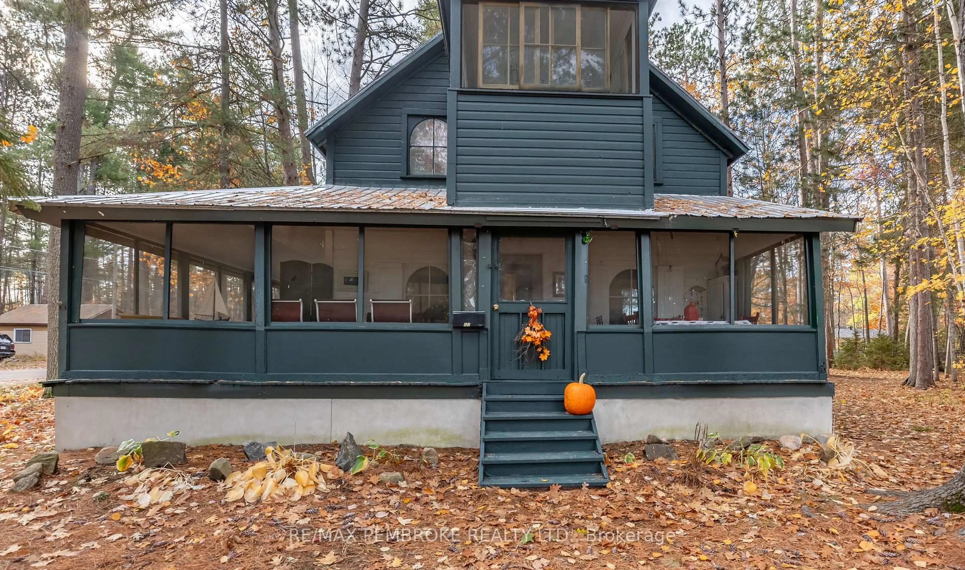 Home with vinyl exterior material, unknown for 127 Alexandra St, Petawawa Ontario K8H 2R2