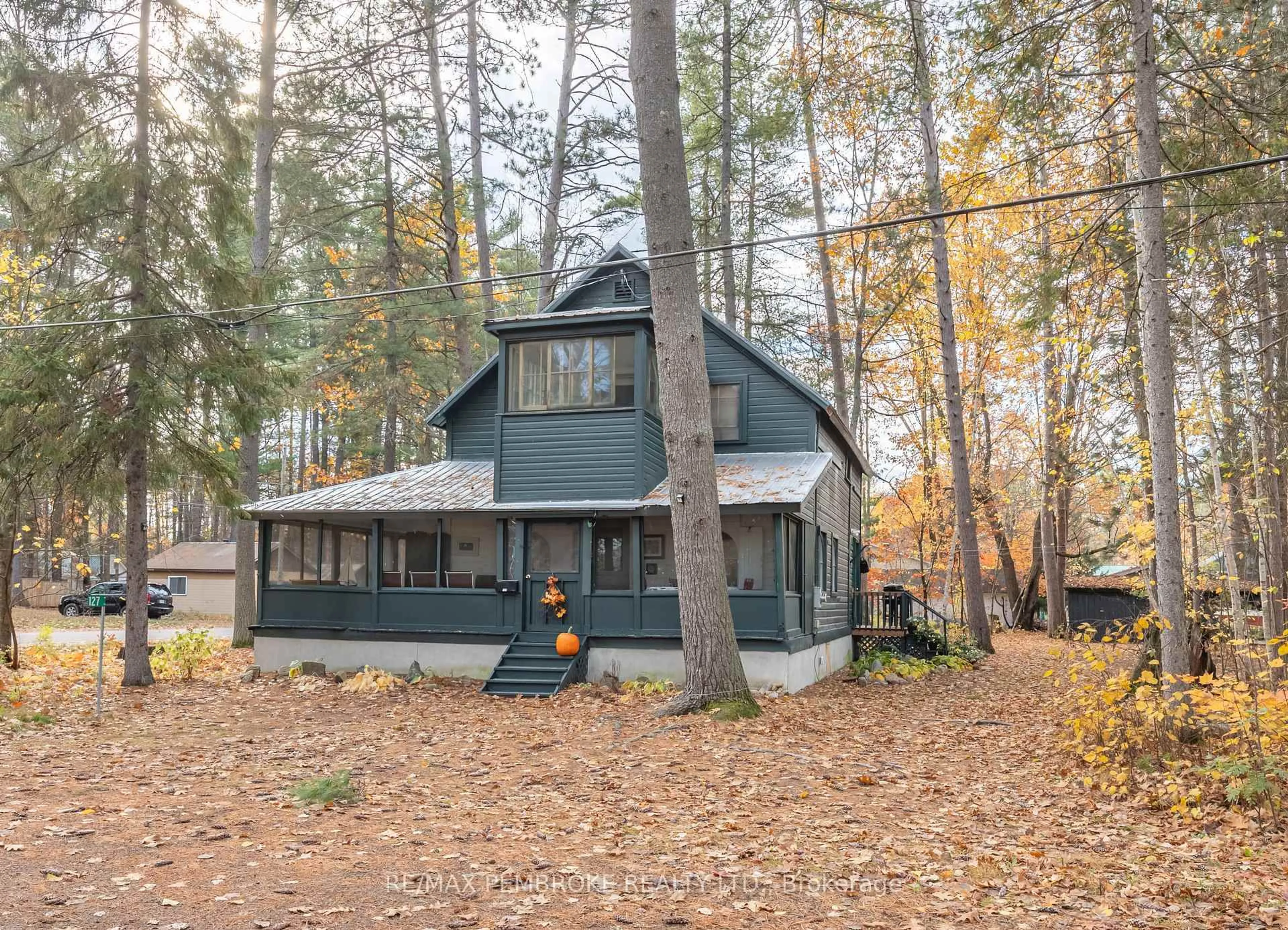 Home with vinyl exterior material, forest/trees view for 127 Alexandra St, Petawawa Ontario K8H 2R2