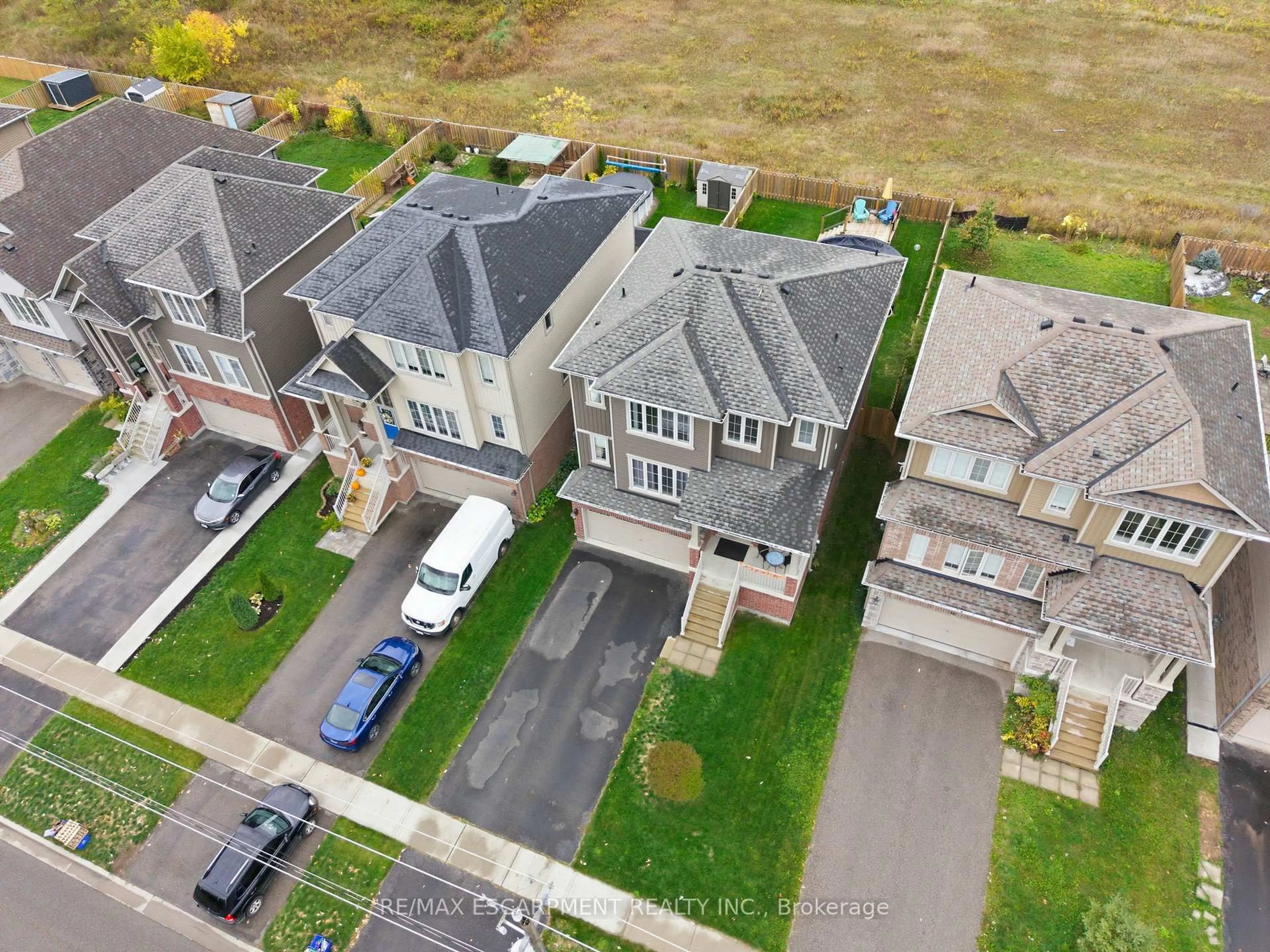 A pic from outside/outdoor area/front of a property/back of a property/a pic from drone, street for 383 ERIE Ave, Brantford Ontario N3S 0E6