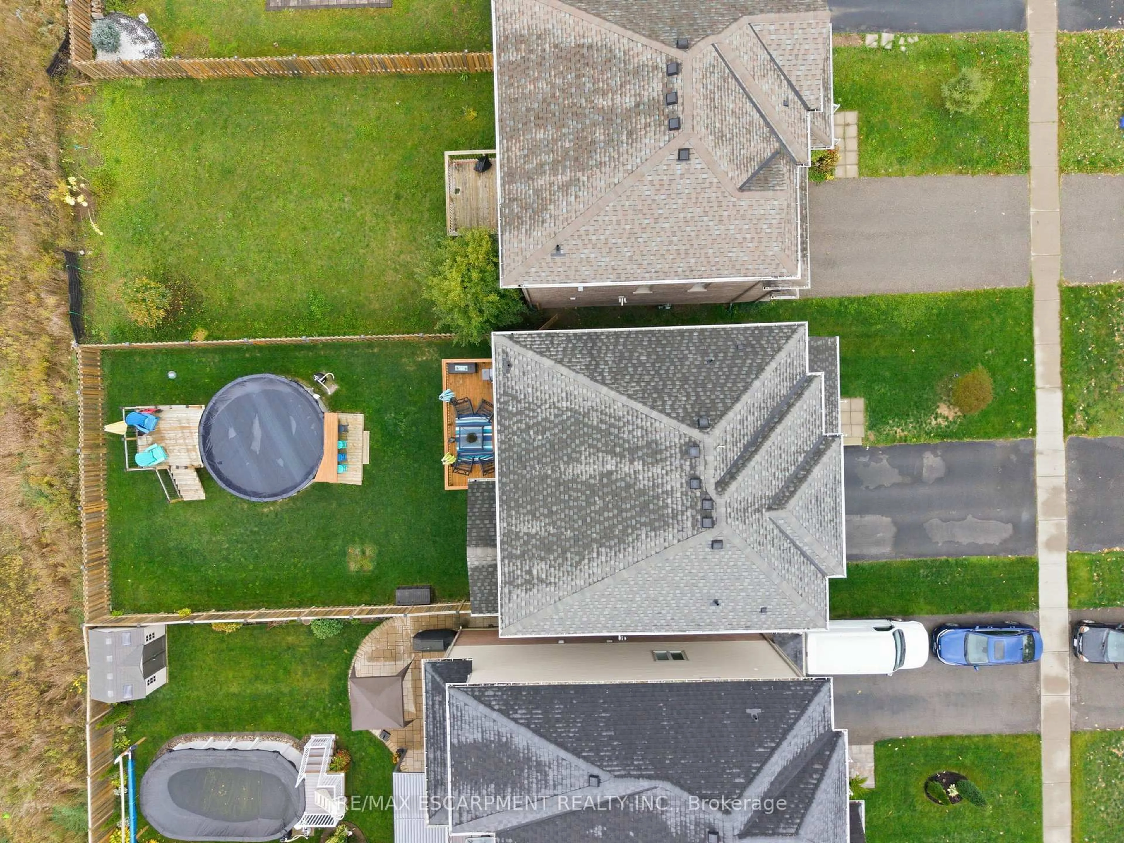 A pic from outside/outdoor area/front of a property/back of a property/a pic from drone, street for 383 ERIE Ave, Brantford Ontario N3S 0E6