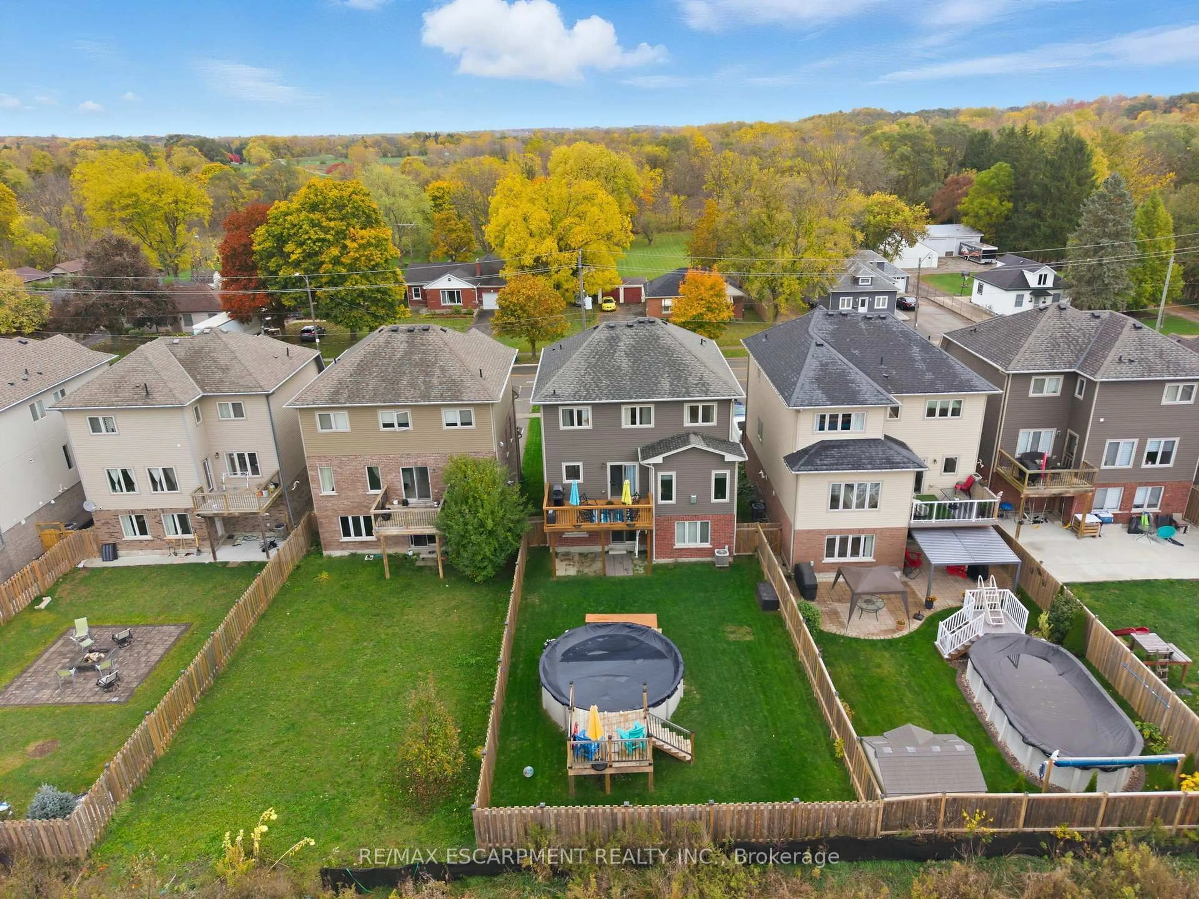 A pic from outside/outdoor area/front of a property/back of a property/a pic from drone, unknown for 383 ERIE Ave, Brantford Ontario N3S 0E6