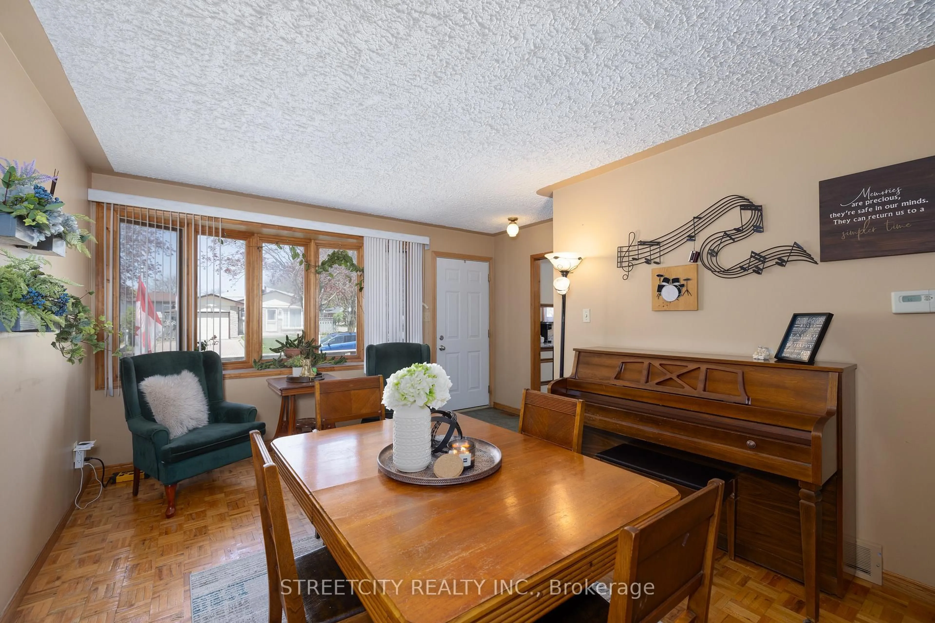 Living room with furniture, unknown for 34 BRIDLINGTON Rd, London South Ontario N6E 1X4