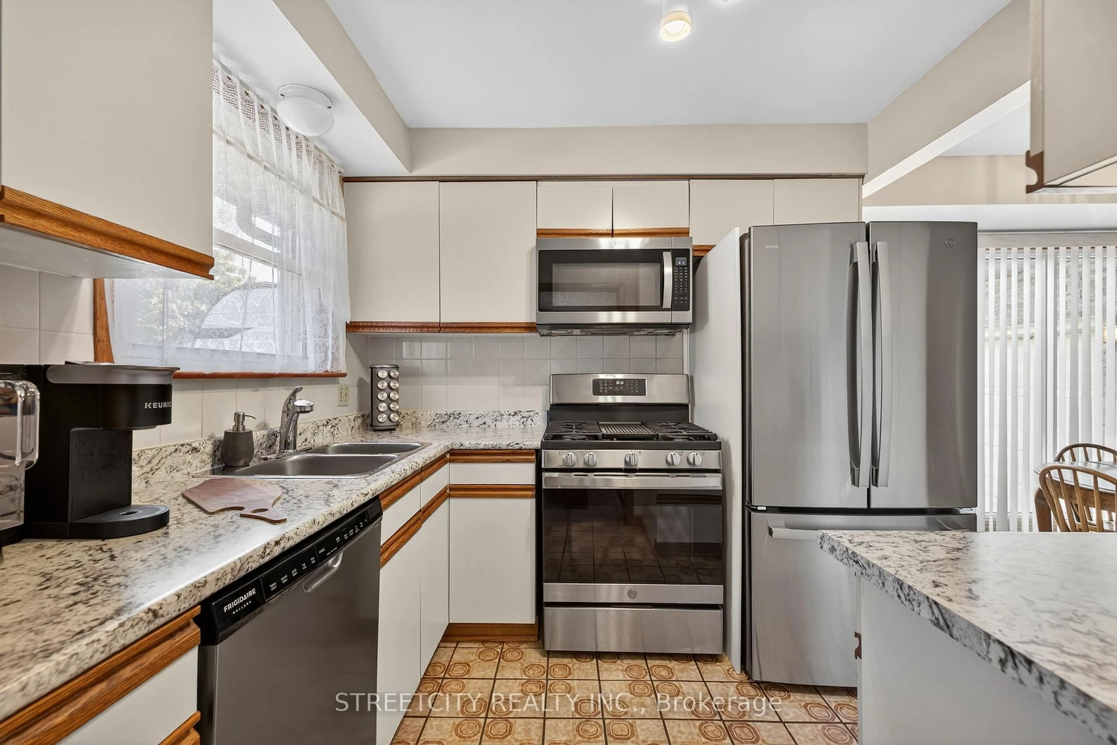 Standard kitchen, ceramic/tile floor for 34 BRIDLINGTON Rd, London South Ontario N6E 1X4