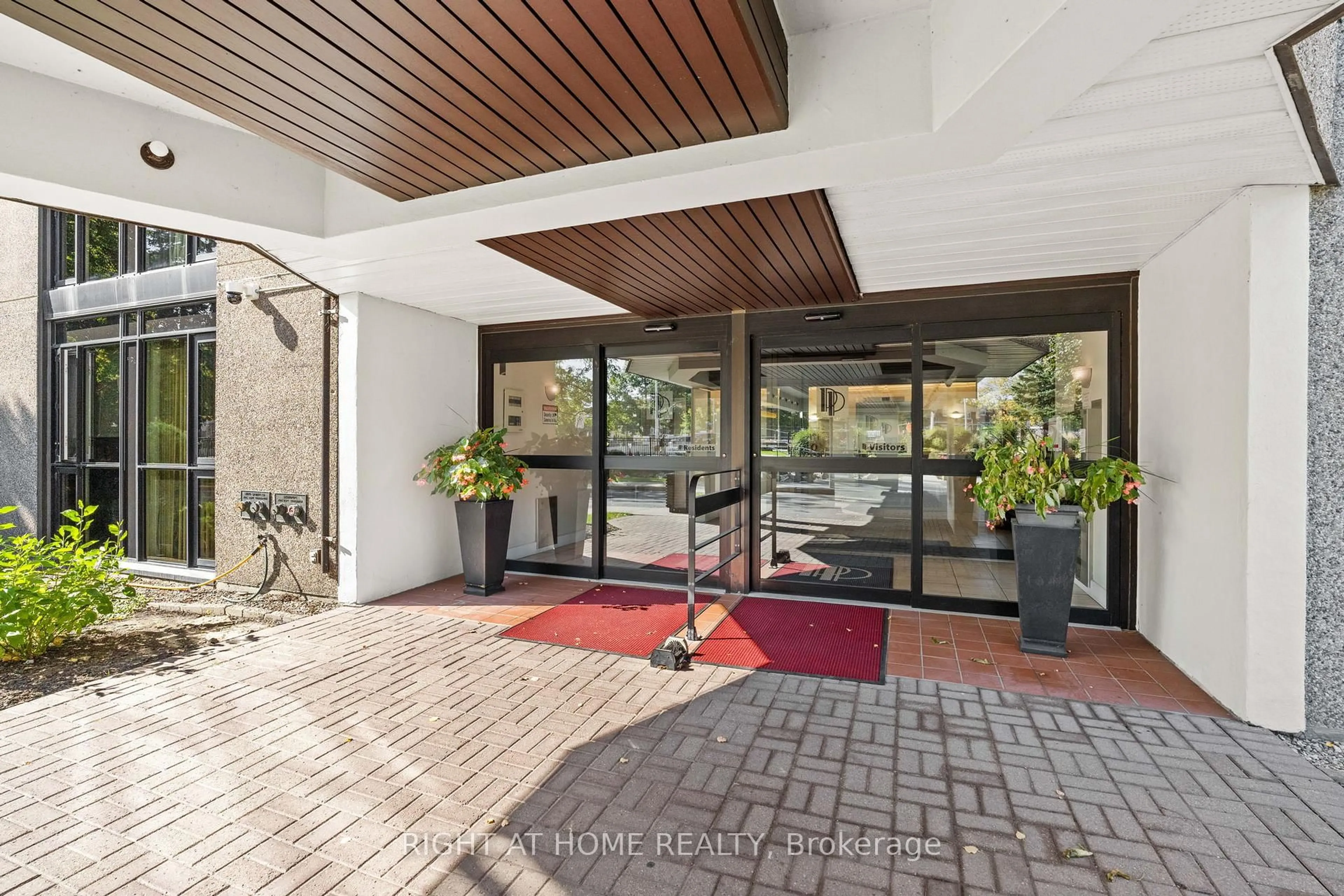 Indoor foyer for 1025 RICHMOND Rd #1006, Ottawa Ontario K2B 8G8