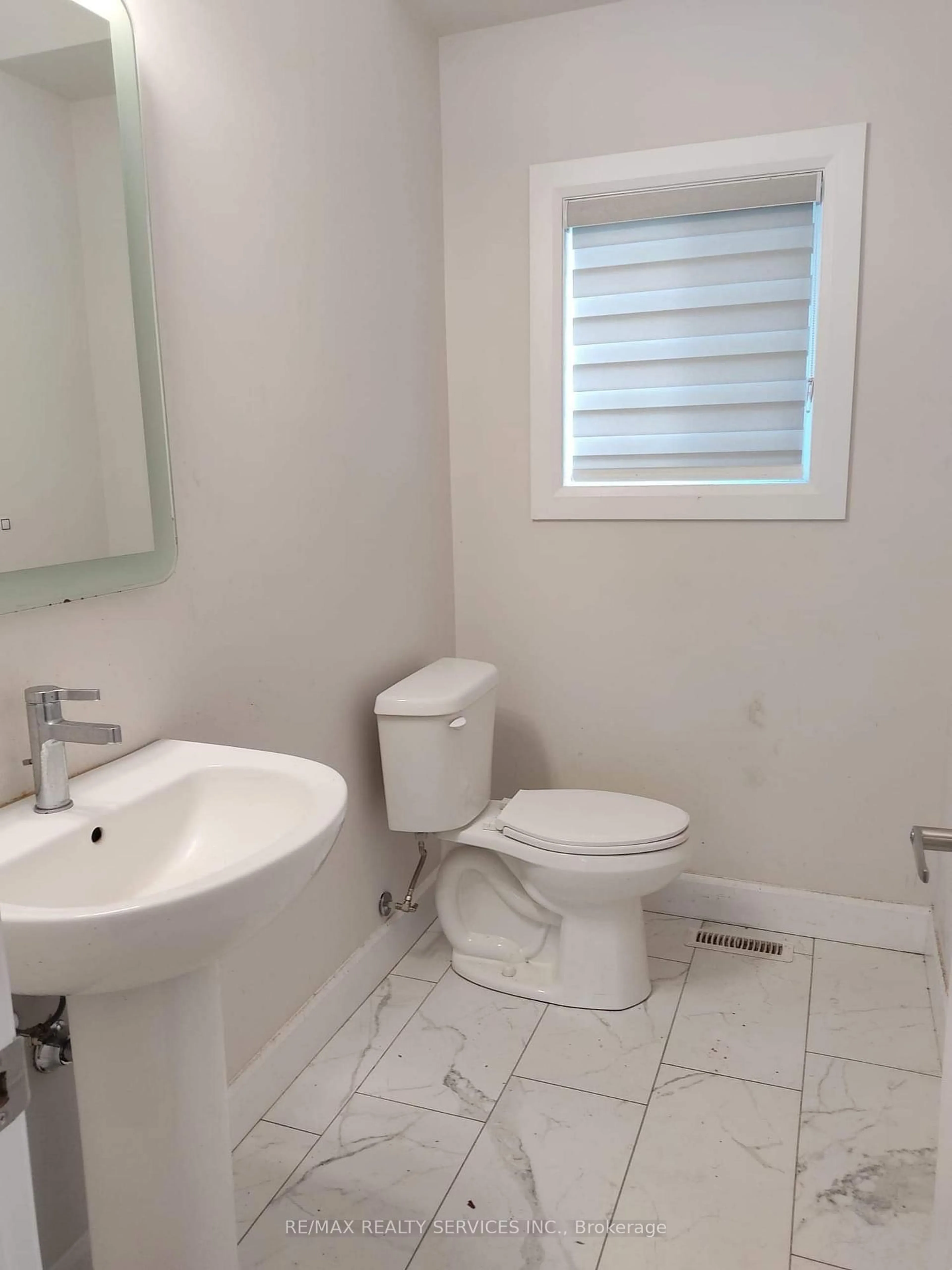 Standard bathroom, unknown for 1573 Dylan St, London East Ontario N5V 5J3