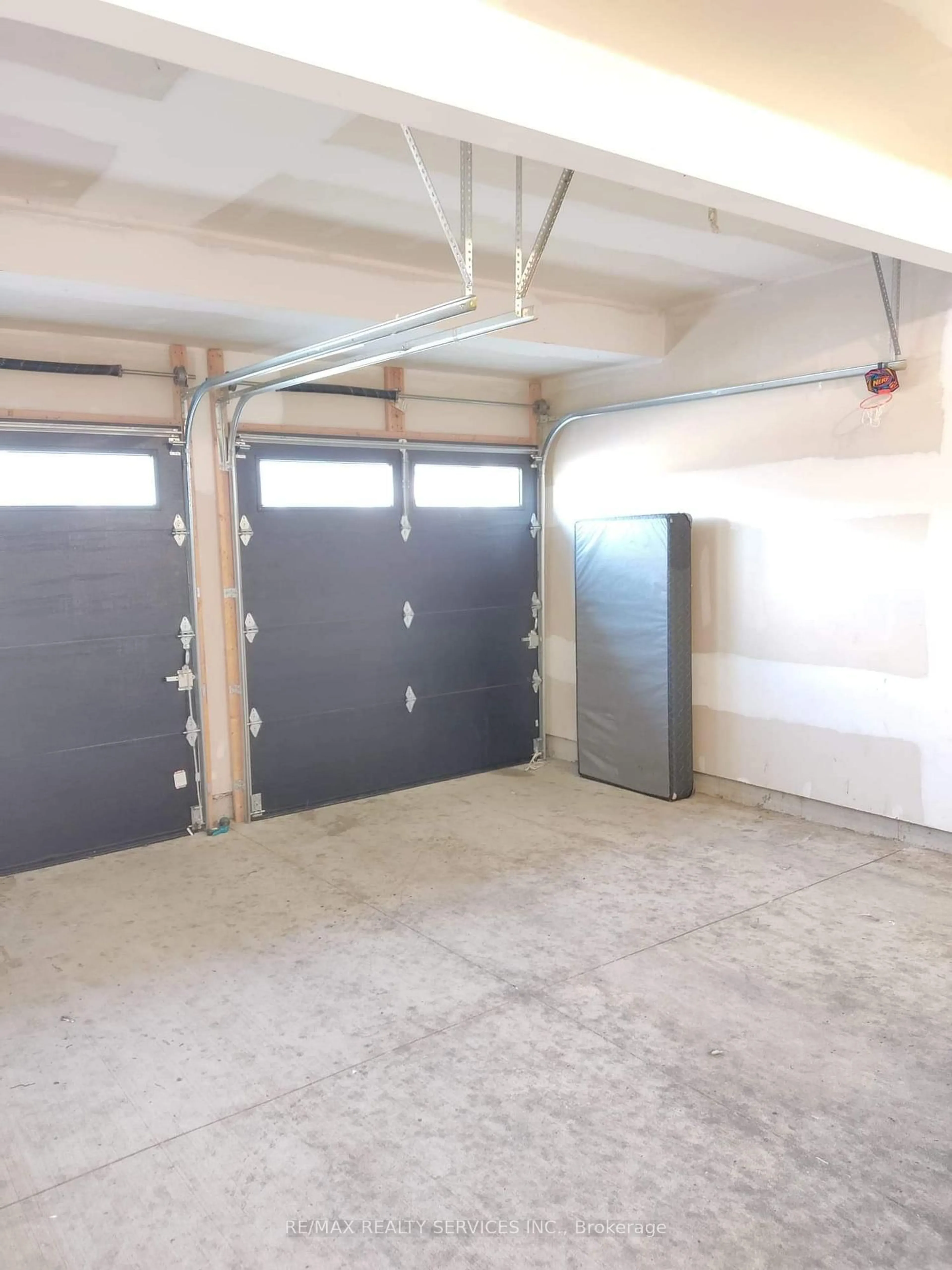 Indoor garage for 1573 Dylan St, London East Ontario N5V 5J3