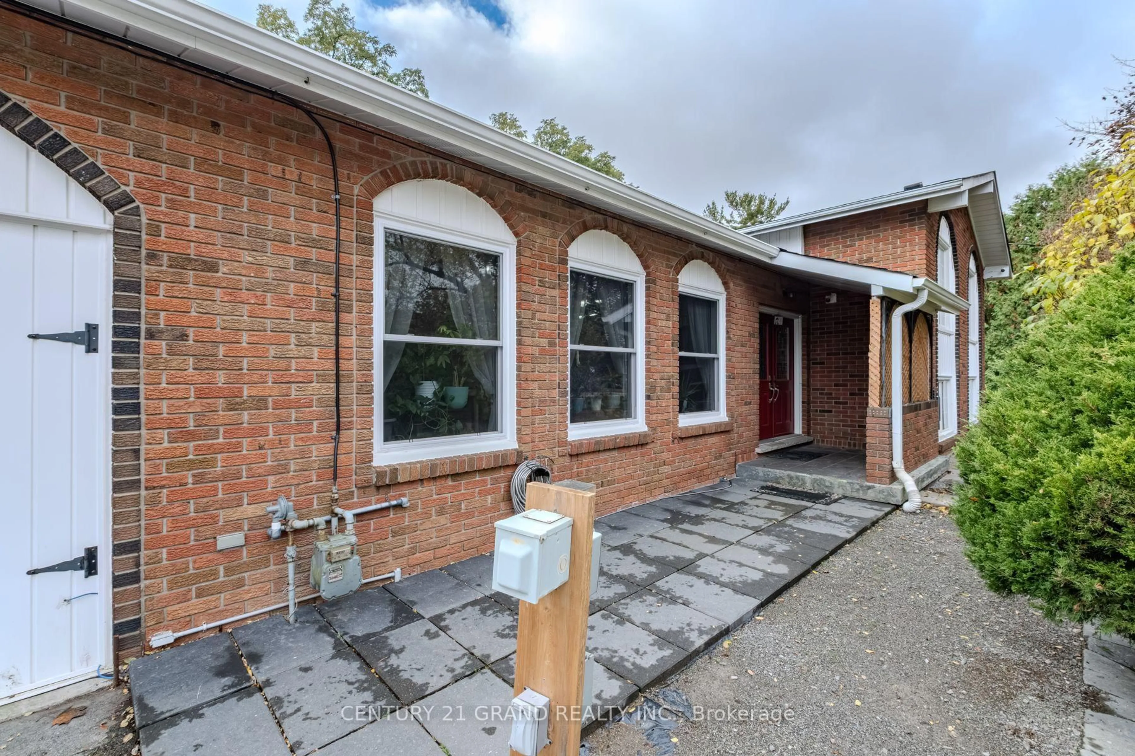 Home with brick exterior material, building for 2104 Governors Rd, Hamilton Ontario L0R 1J0