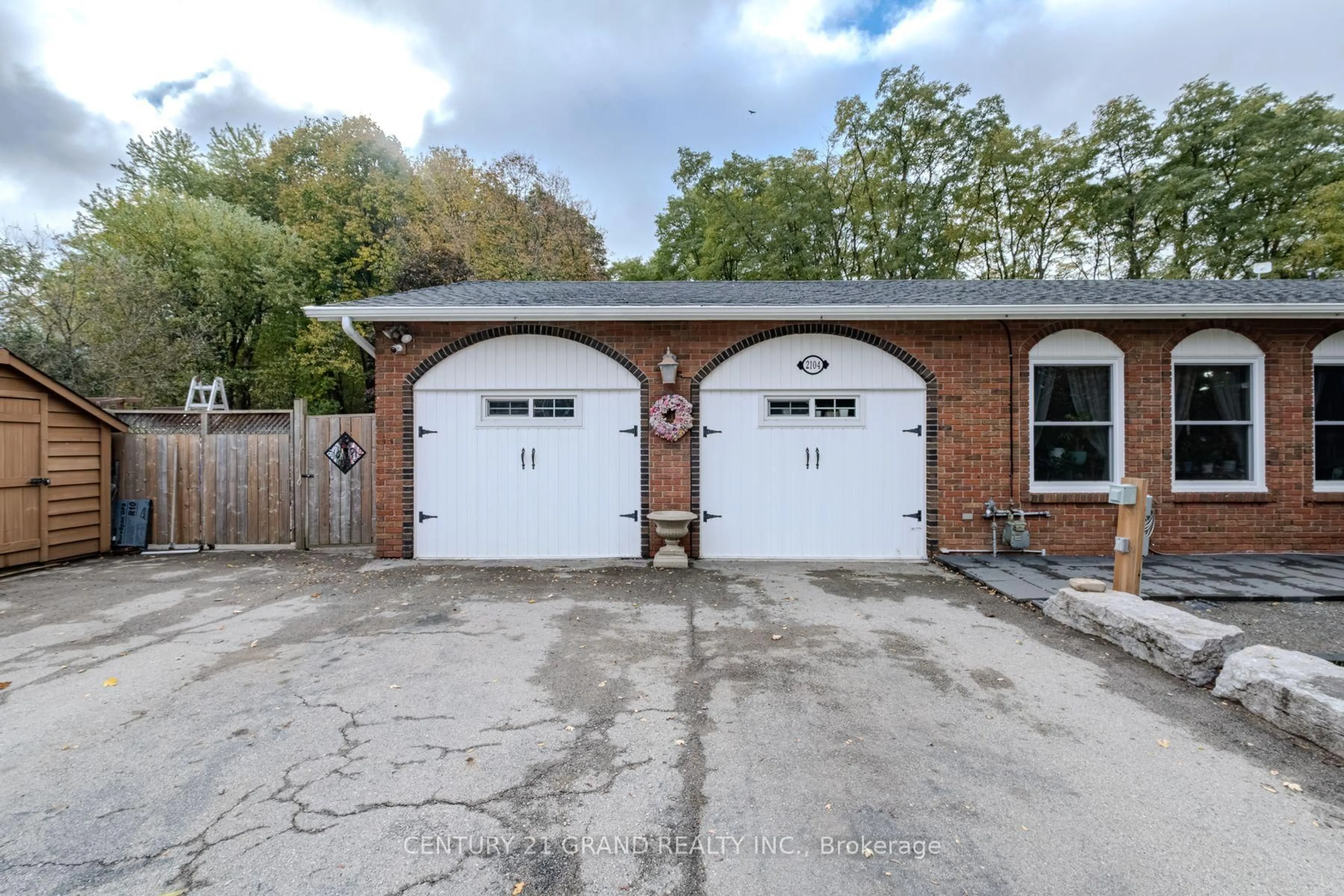 Indoor garage for 2104 Governors Rd, Hamilton Ontario L0R 1J0