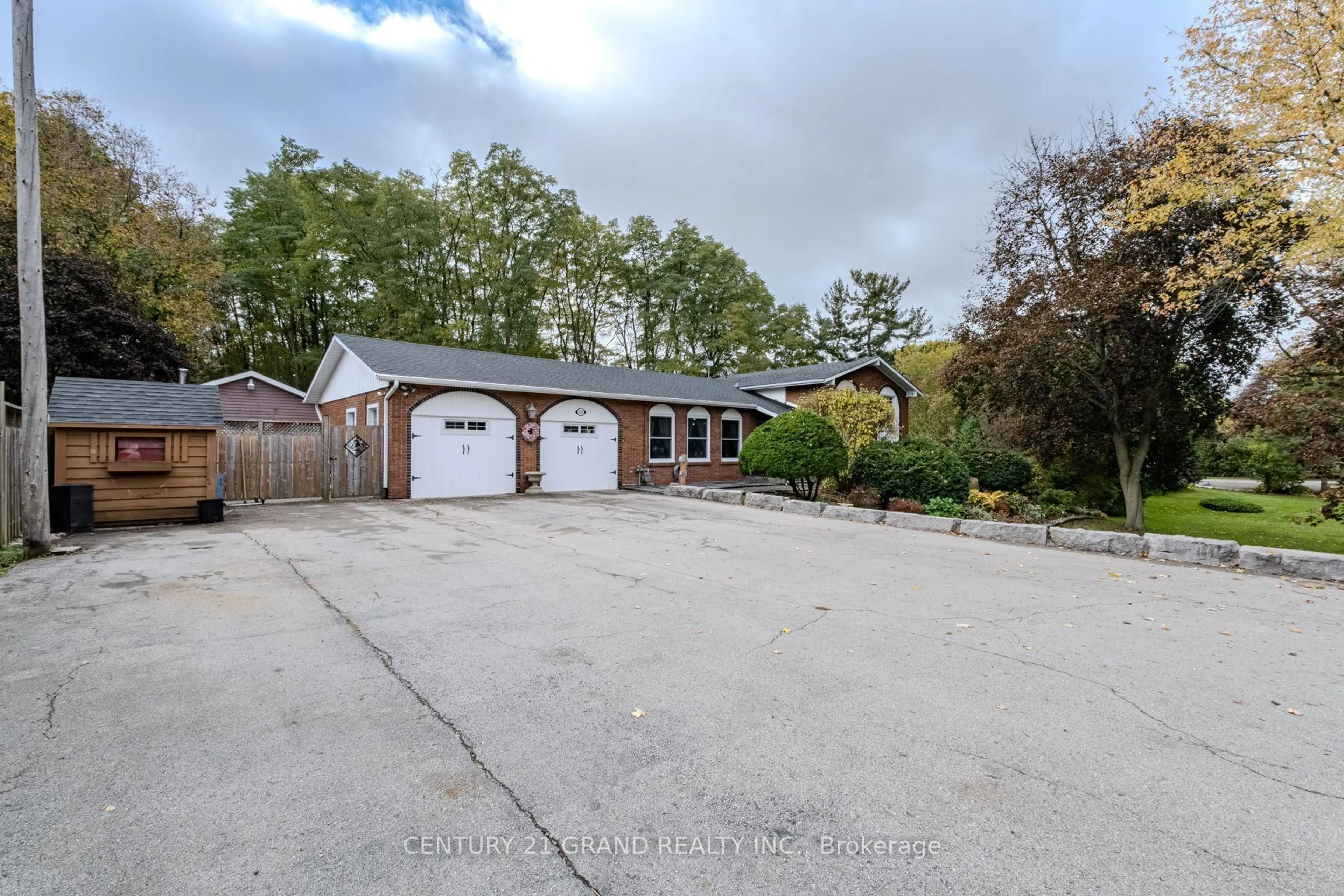 A pic from outside/outdoor area/front of a property/back of a property/a pic from drone, street for 2104 Governors Rd, Hamilton Ontario L0R 1J0