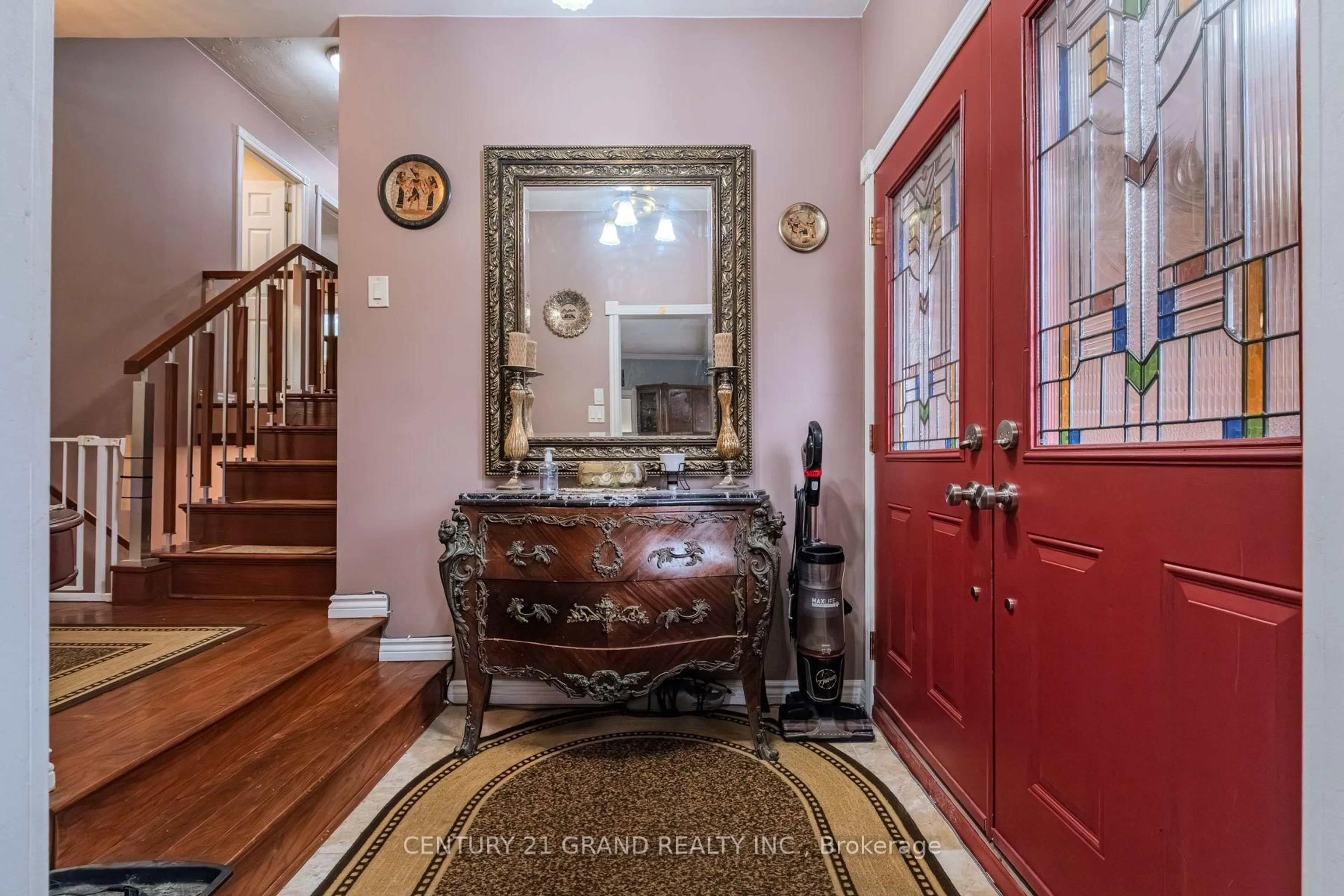 Indoor entryway for 2104 Governors Rd, Hamilton Ontario L0R 1J0