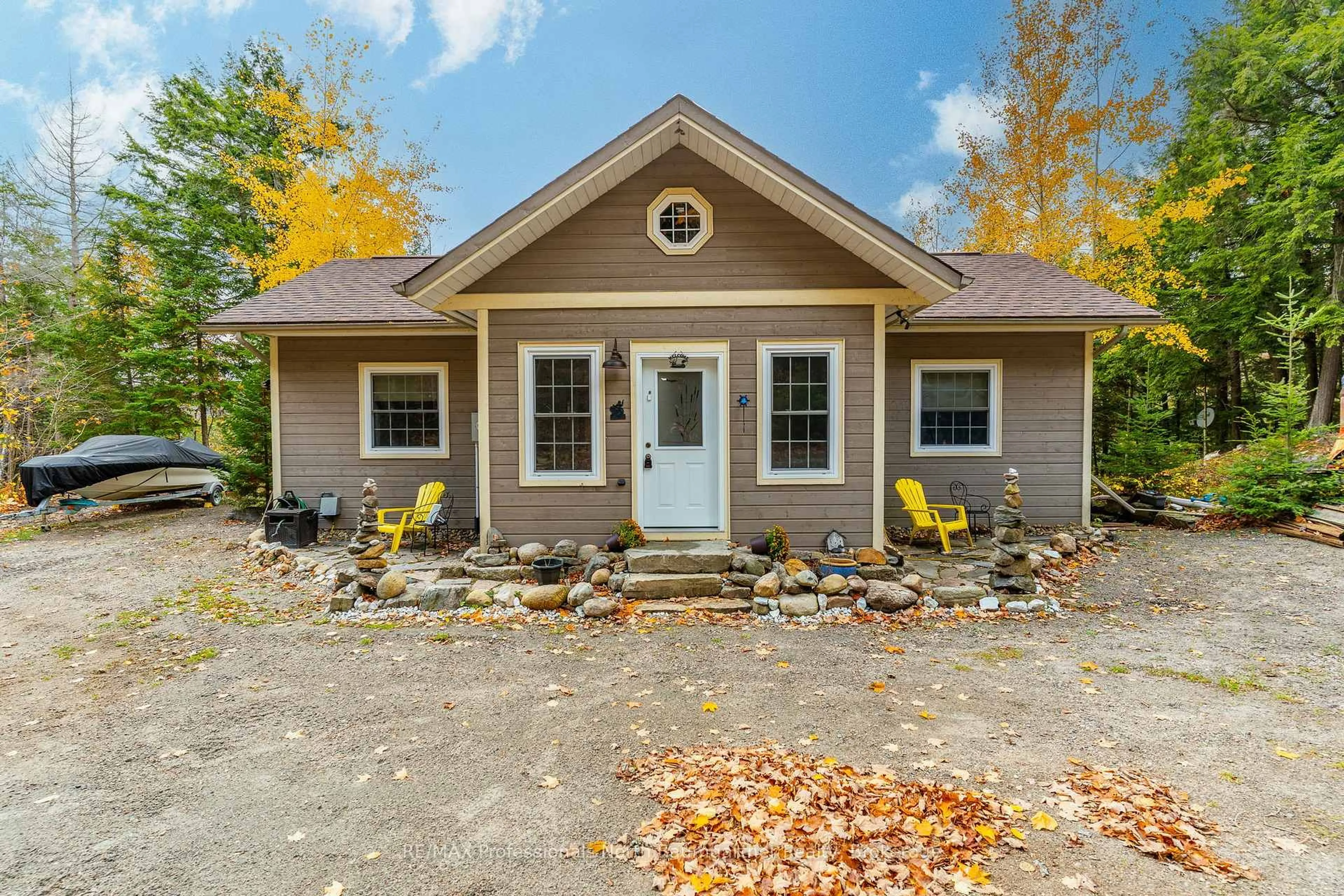 Home with vinyl exterior material, street for 1014 Aztec Tr, Dysart et al Ontario K0M 1S0