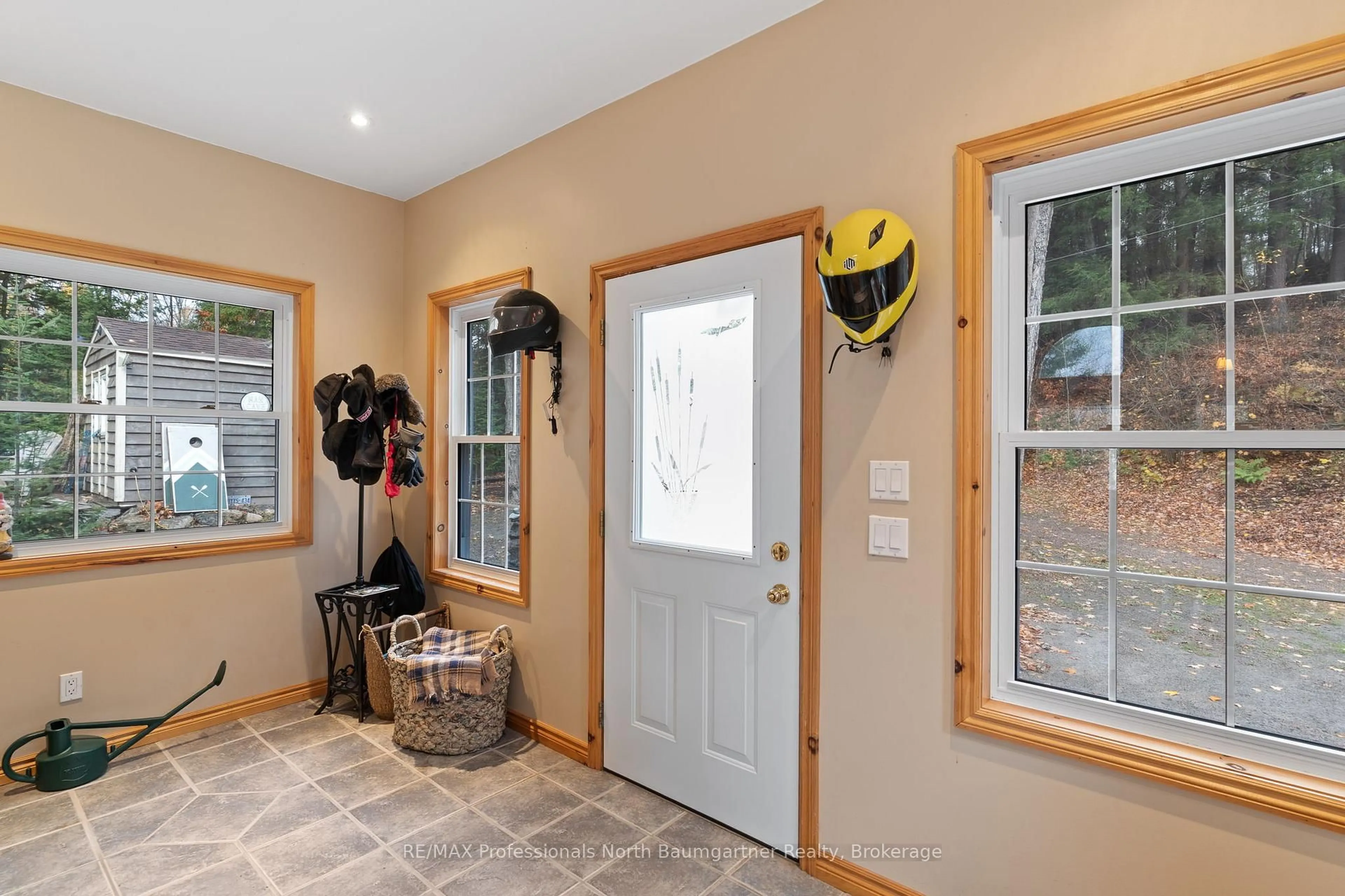 Indoor entryway for 1014 Aztec Tr, Dysart et al Ontario K0M 1S0