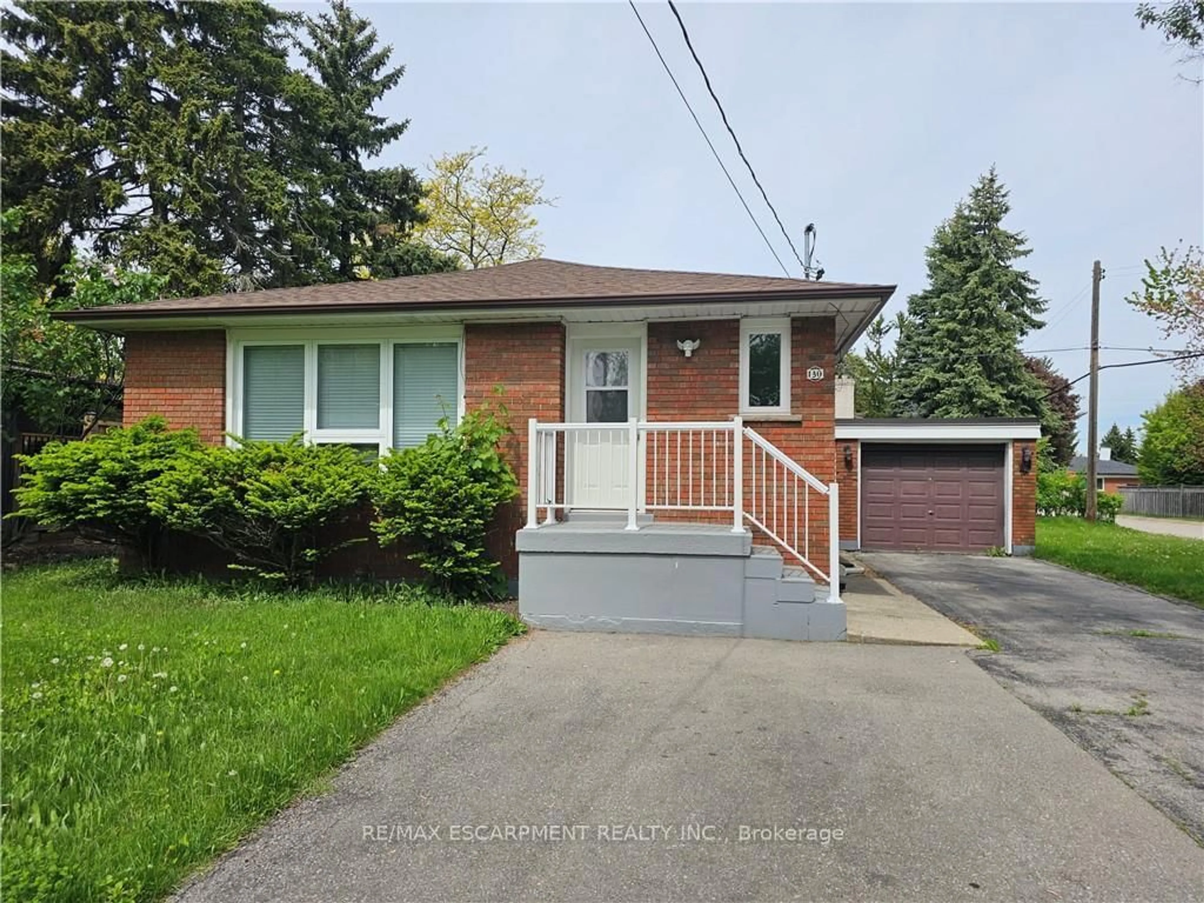Home with brick exterior material, street for 130 West 34th St, Hamilton Ontario L9C 5K3