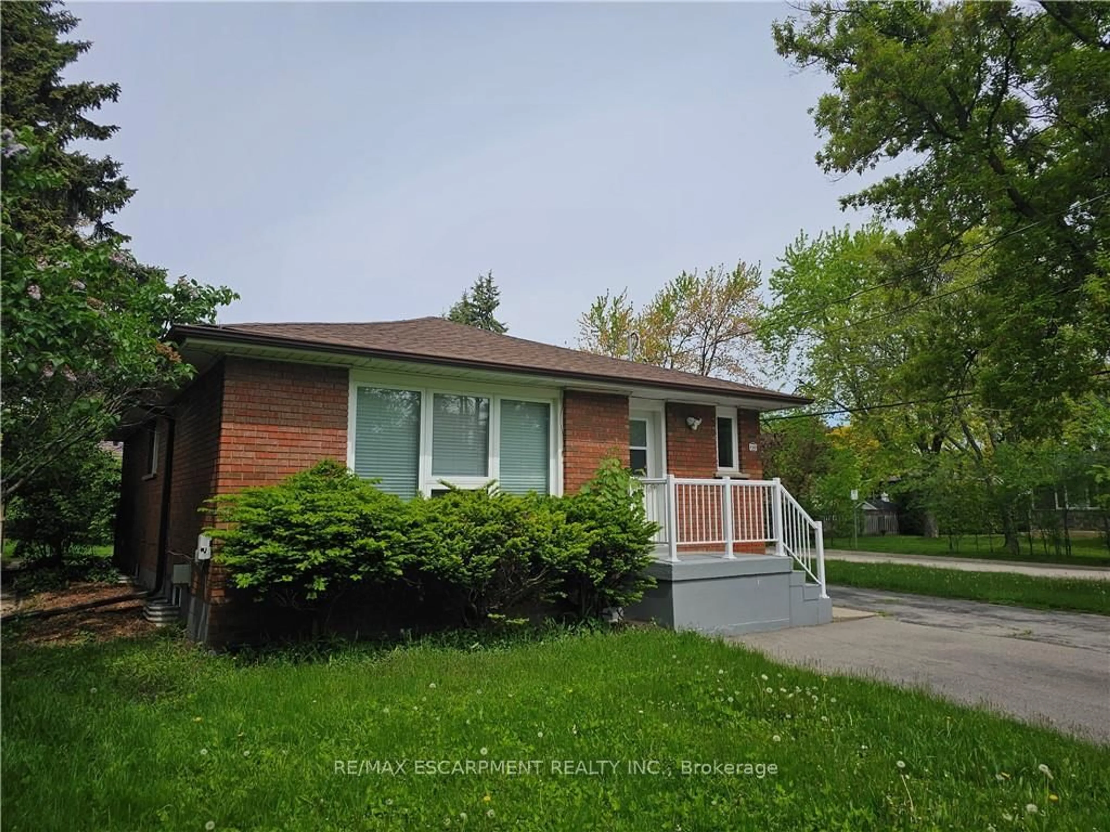Home with brick exterior material, street for 130 West 34th St, Hamilton Ontario L9C 5K3