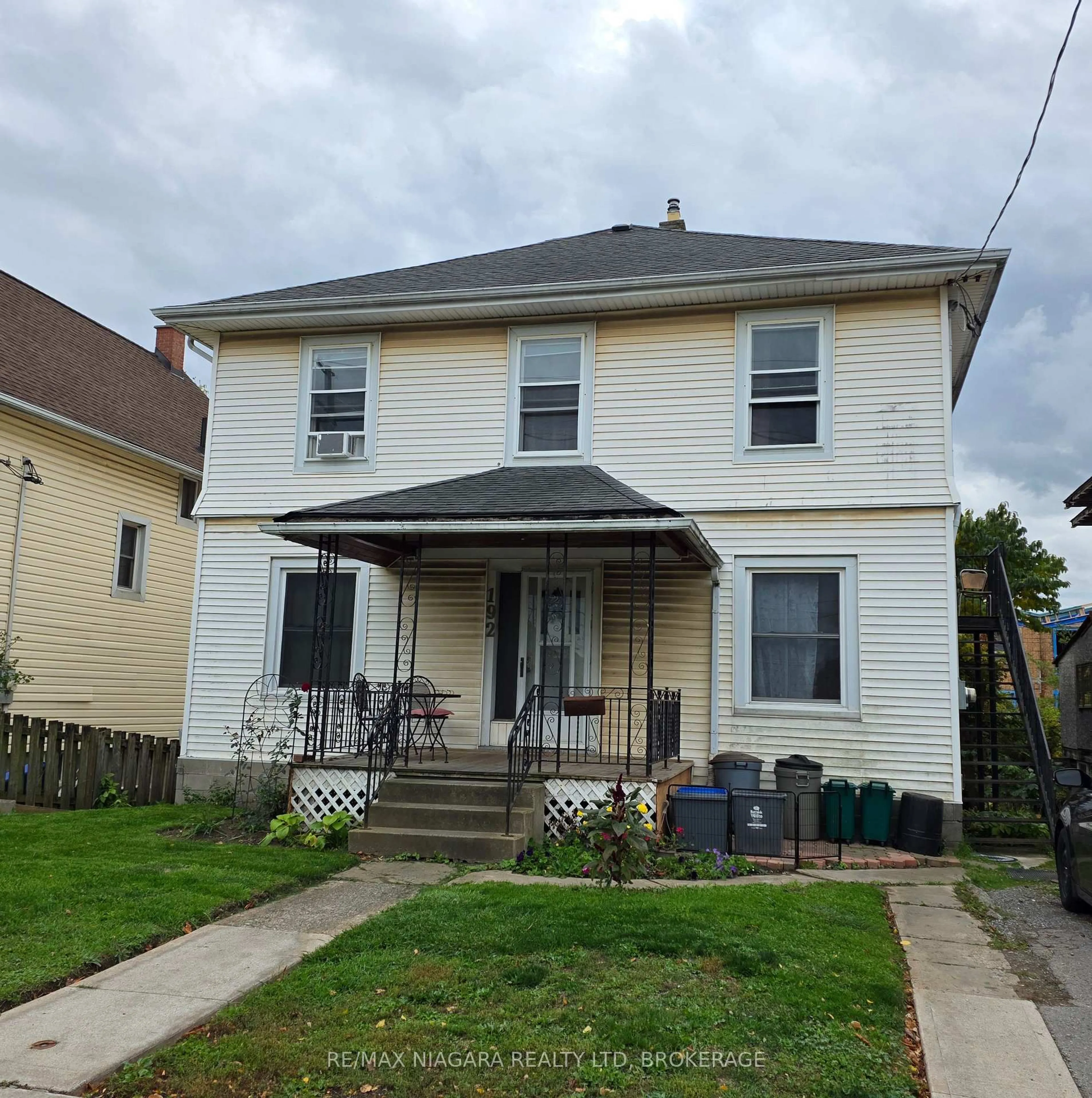 Home with vinyl exterior material, street for 192 Queenston St, St. Catharines Ontario L2R 2Z7